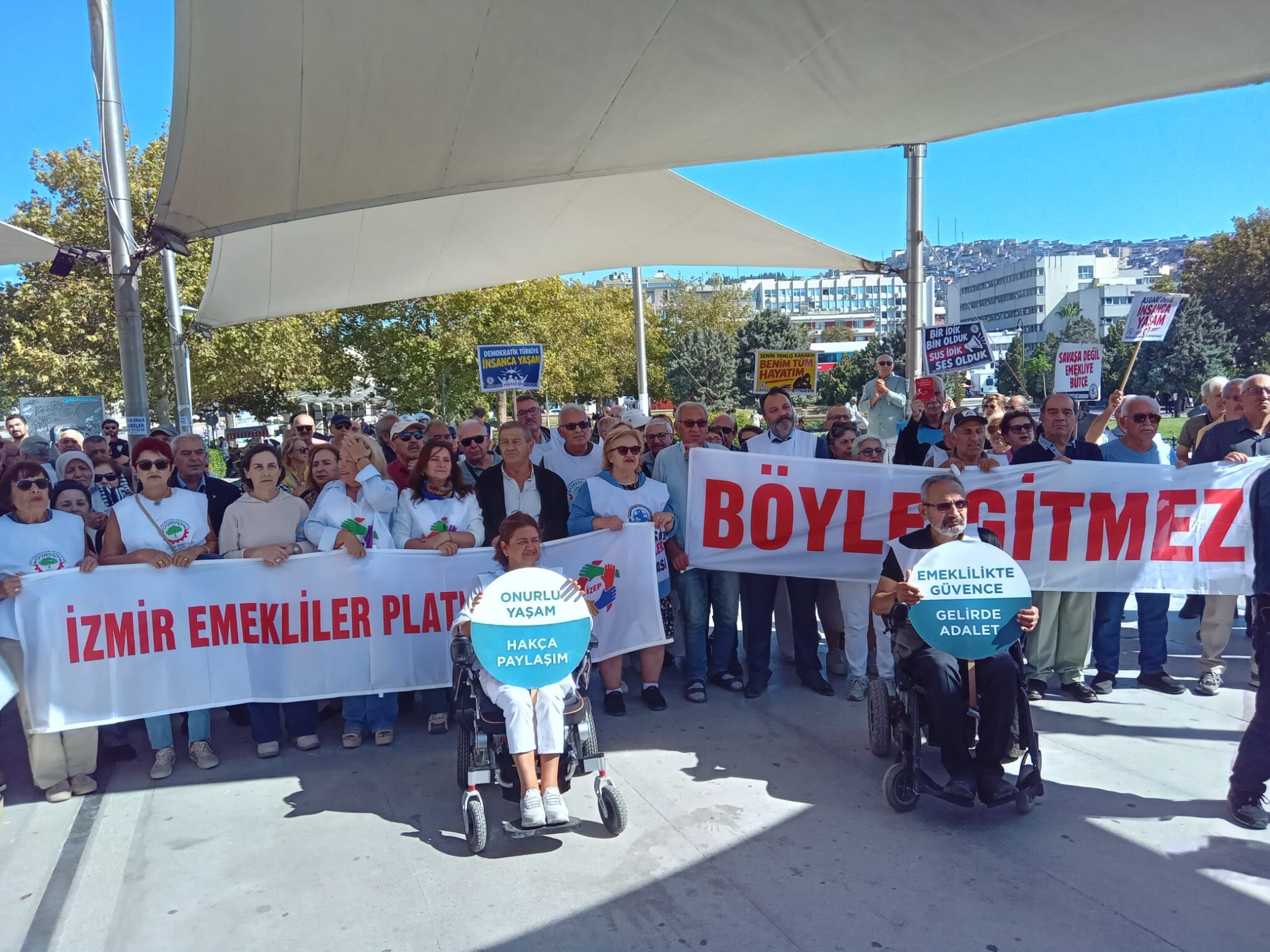İzmir’de emeklilerden AYM’ye çağrı: Seyyanen zam dosyasını karara bağlayın!