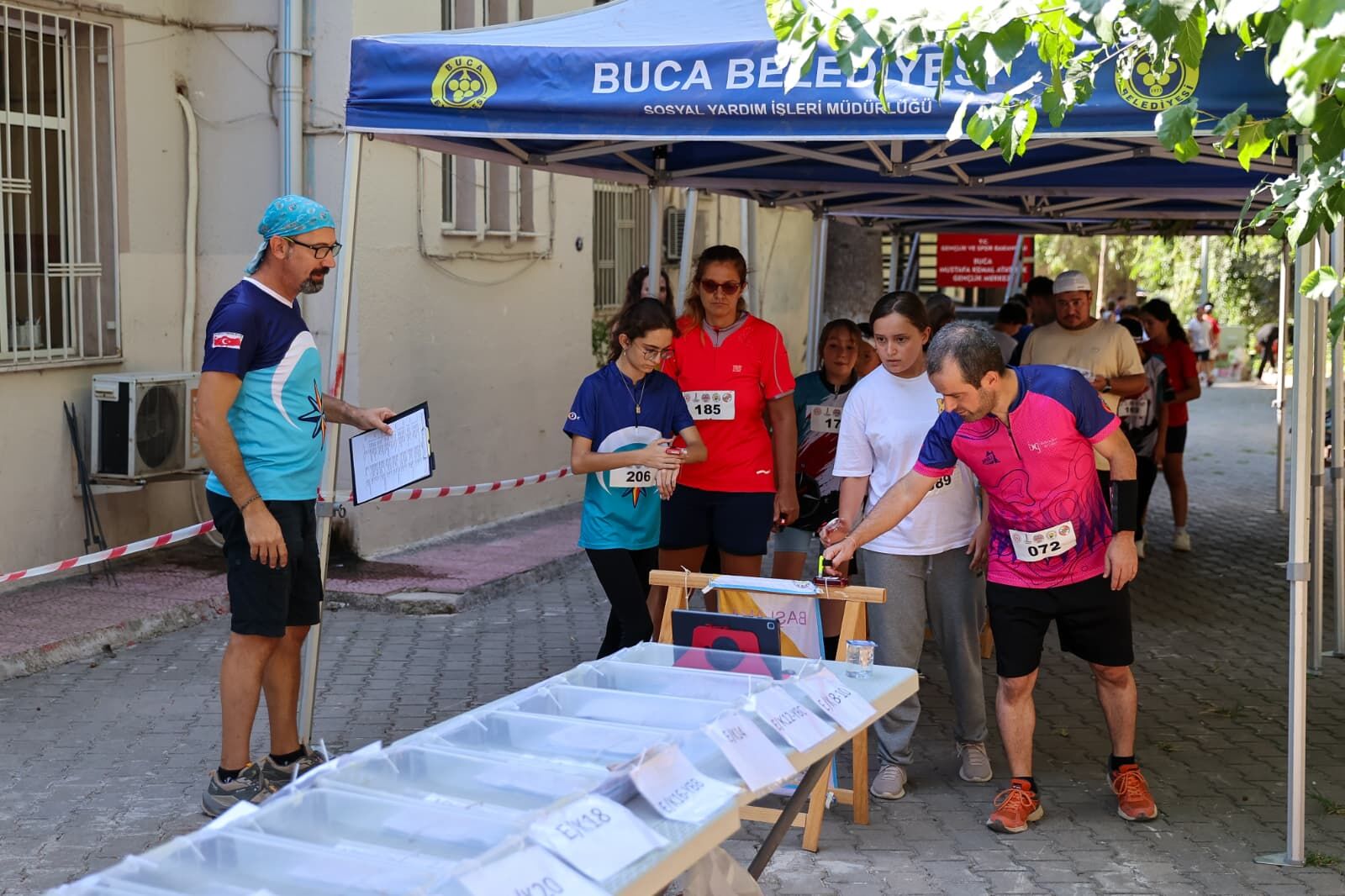 Buca’nın tarihi sokaklarında oryantiring heyecanı
