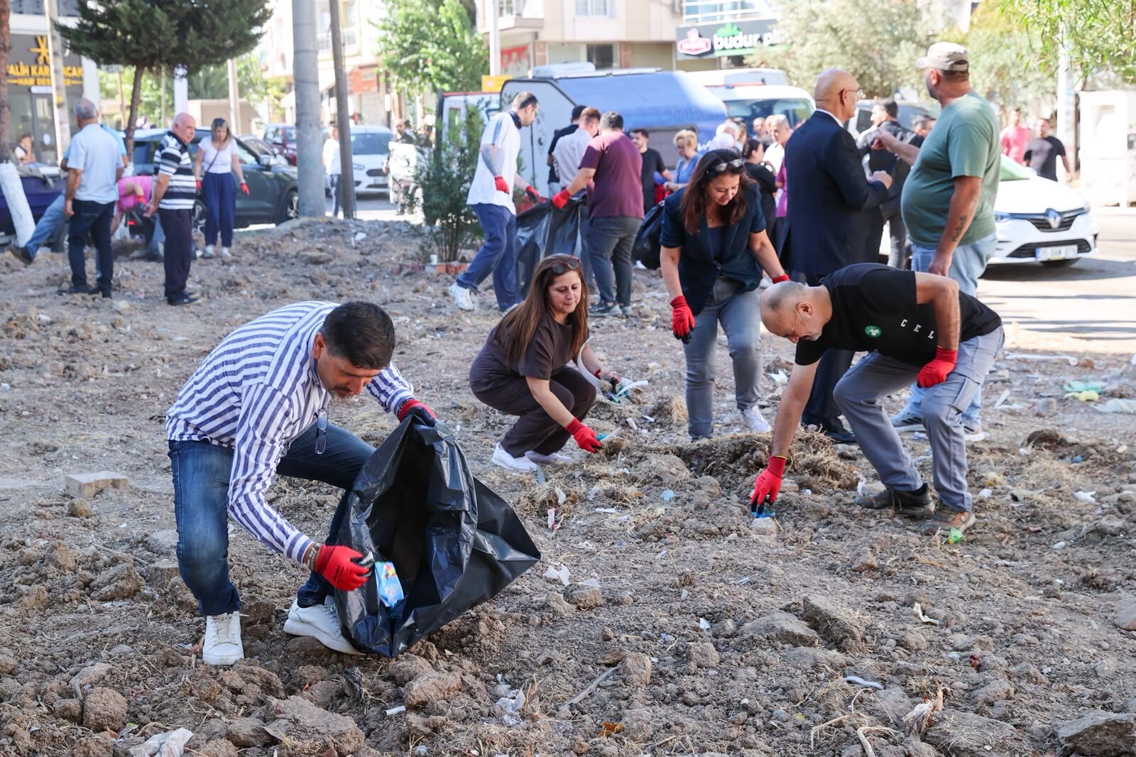 Buca 'Dünya Temizlik Gününü' örnek davranışla kutladı: Gönüllü ve mahalle sakinlerinden geniş çaplı temizlik!