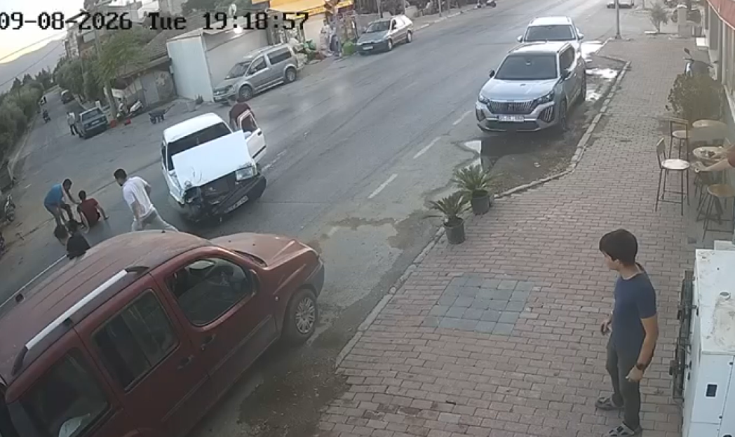 İzmir'de otomobille çarpışan 17 yaşındaki motosikletli yaralandı