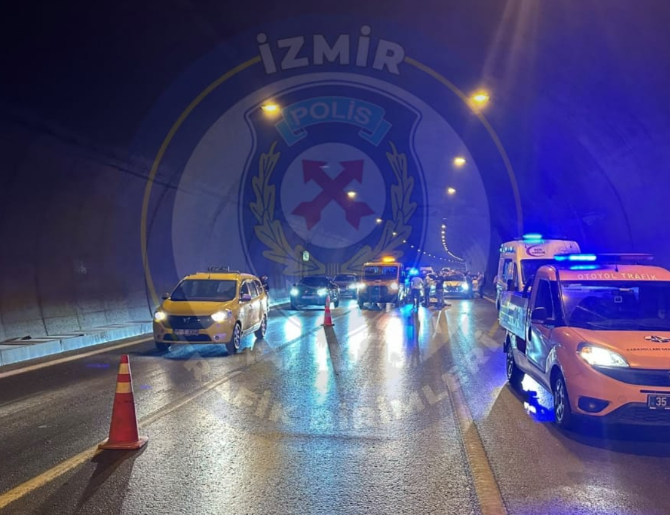 Bayraklı Büyük Tünel içerisinde trafik kazası: Sol ve orta şerit kapalı