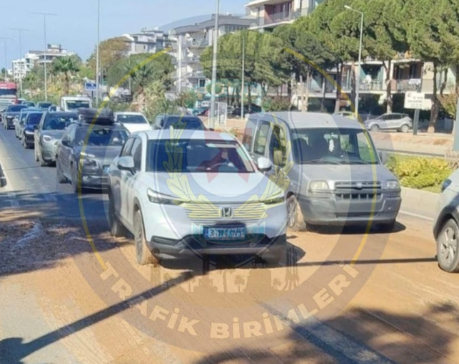 İzmir-Seferihisar yolunda trafik alarmı: 1 kilometrelik yoğunluk oluştu!