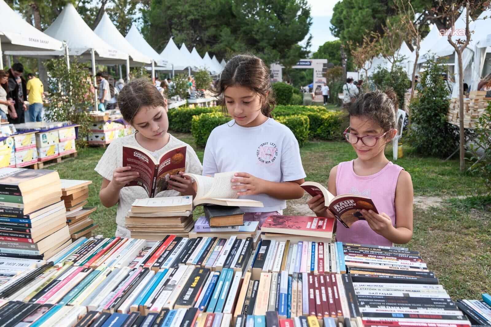 İzmir Kitap Fuarı’nda ikinci gün heyecanı: Onur konuğu Gündüz Vassaf