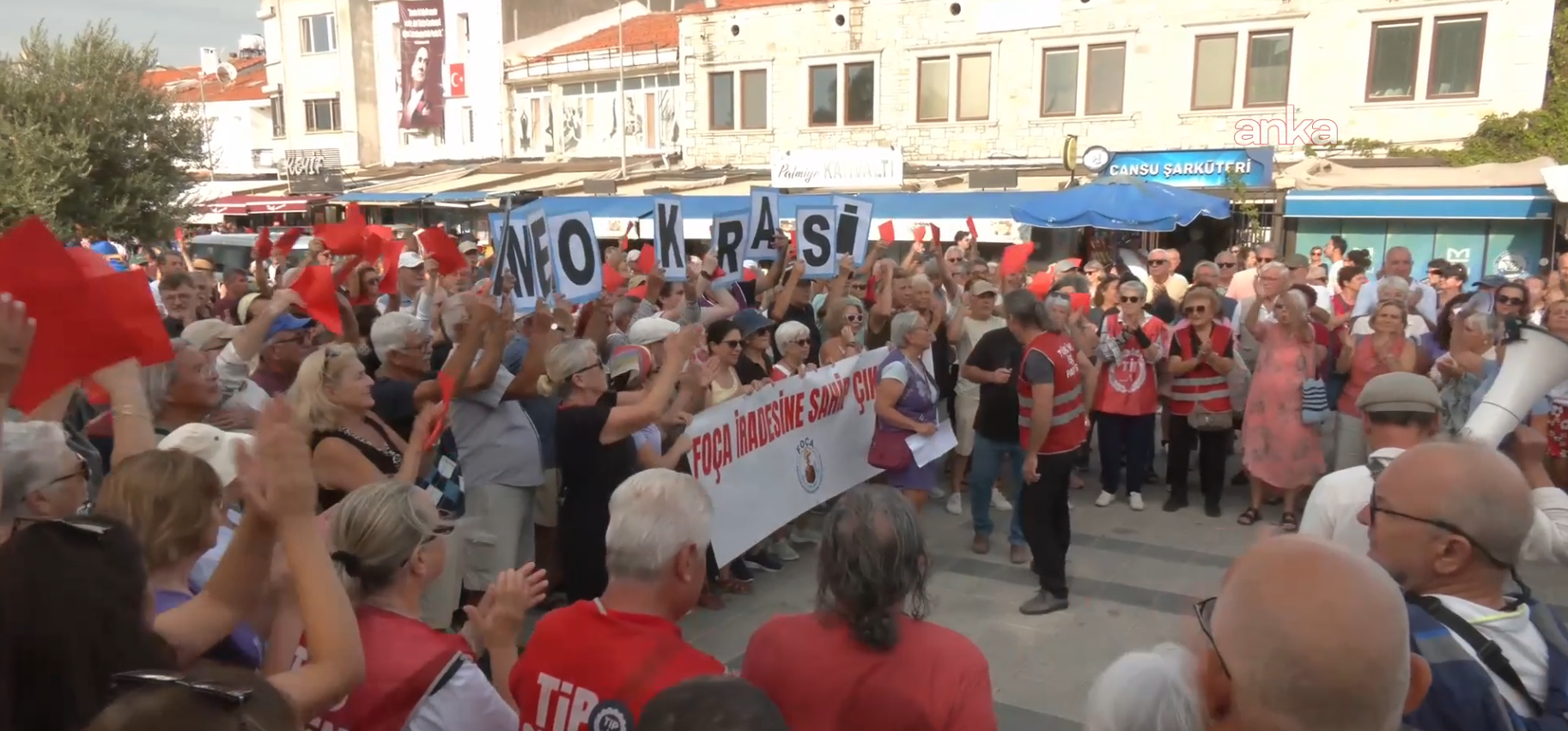 Foça’da Saniye Fıçı’ya protesto: Oylarımızı alıp irademizi saraya teslim etti