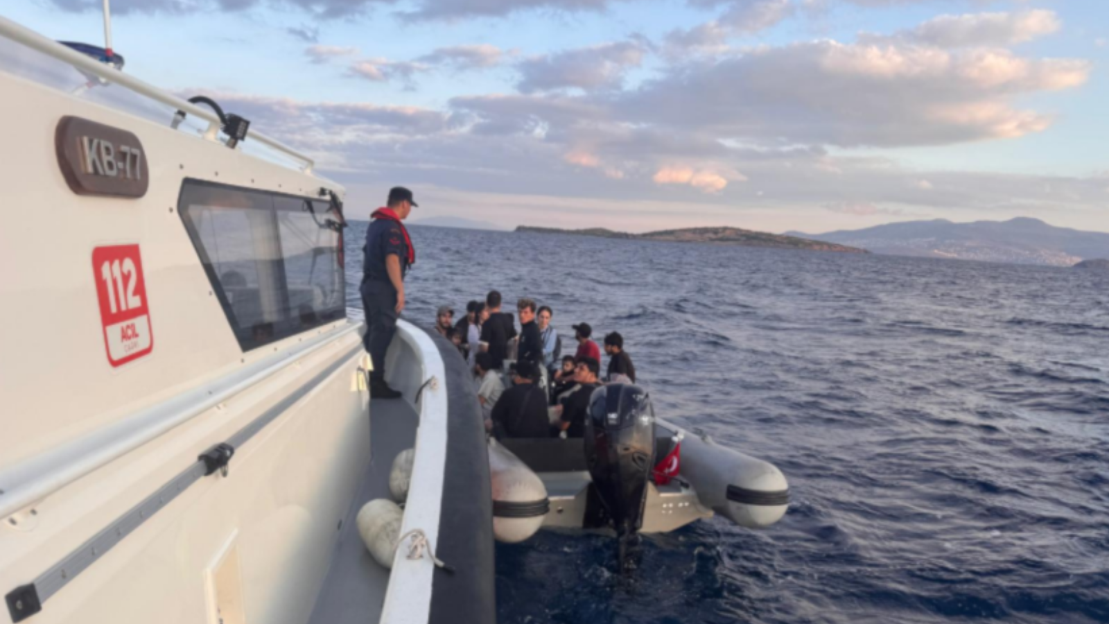 İzmir açıklarında 4’ü çocuk 19 göçmen lastik bottan karaya çıkarıldı