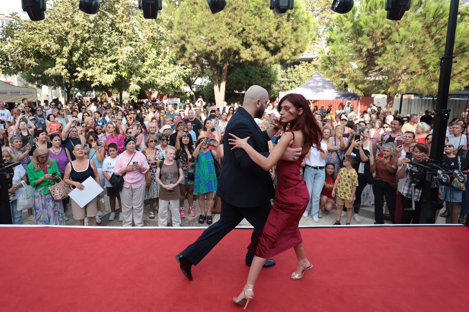 Konak’ta nostalji rüzgarı esti: ‘80’ler 90’lar Şenliği’nde geçmişe yolculuk