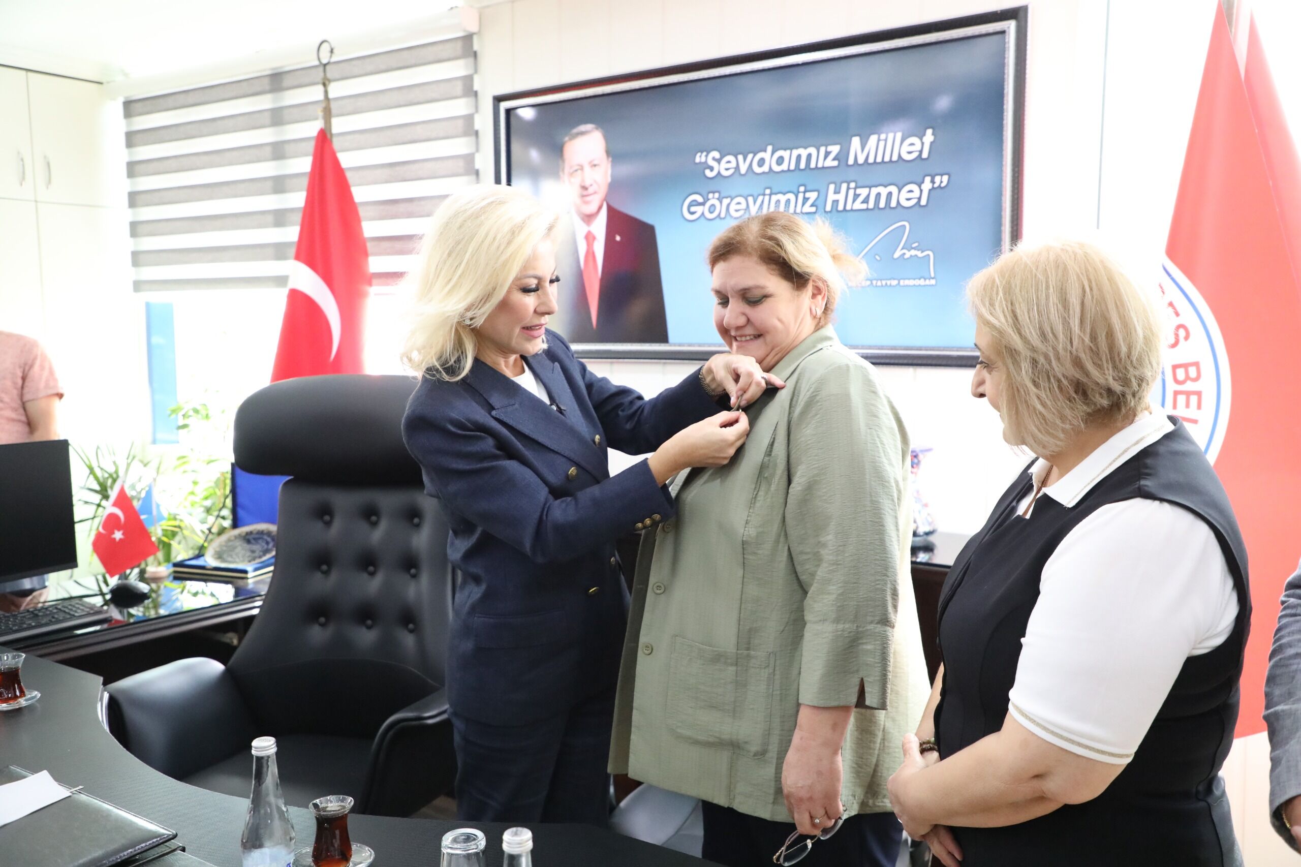 Menderes’te bilmece çözülemiyor… YENİ Parti’den istifa etti, AKP rozeti taktı