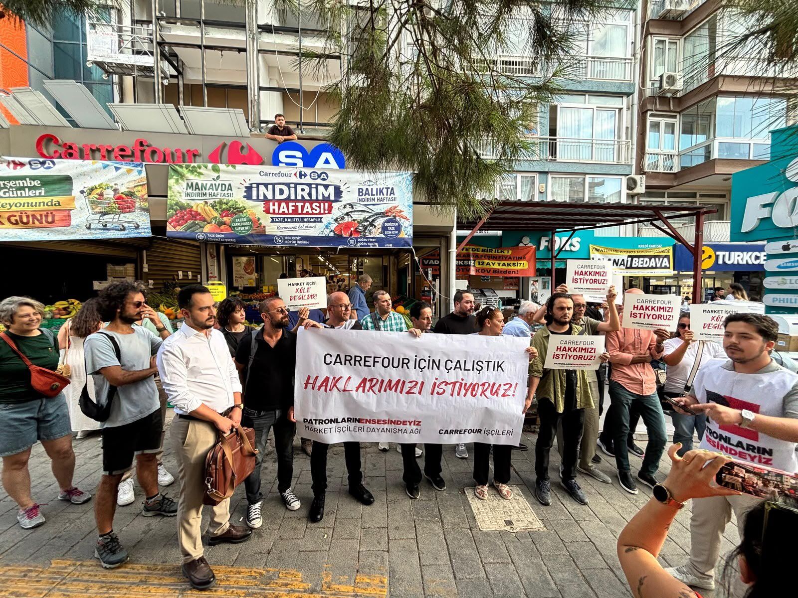 İzmir’de Carrefour işçileri direnişe başladı: Mobbinge uğradık, bir çalışan stres nedeniyle kalp krizi geçirdi!