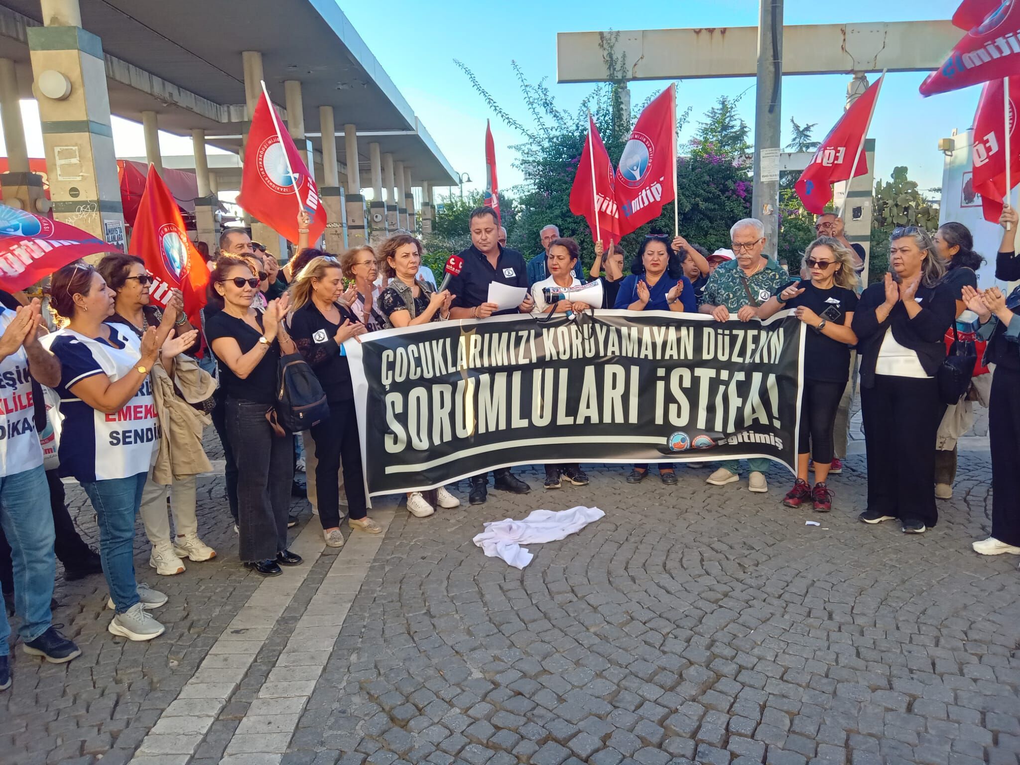 İzmir’de öğretmenler yere önlük bıraktı: Çocuklarımızı koruyamayan düzenin sorumluları istifa etsin!