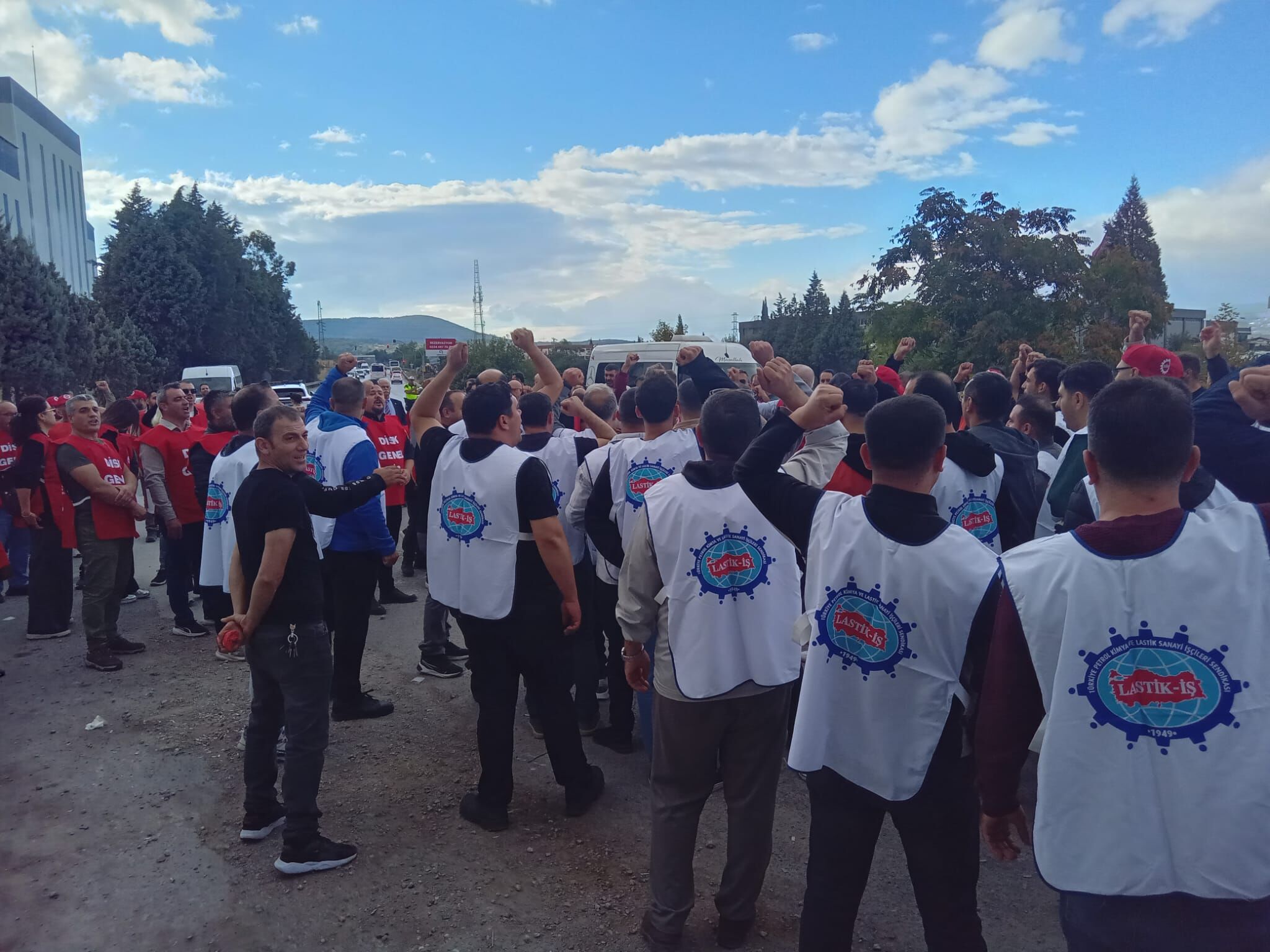 İzmir’de OMYA madencilik işçilerinden sendika eylemi: Sendika hakkı engellenemez!