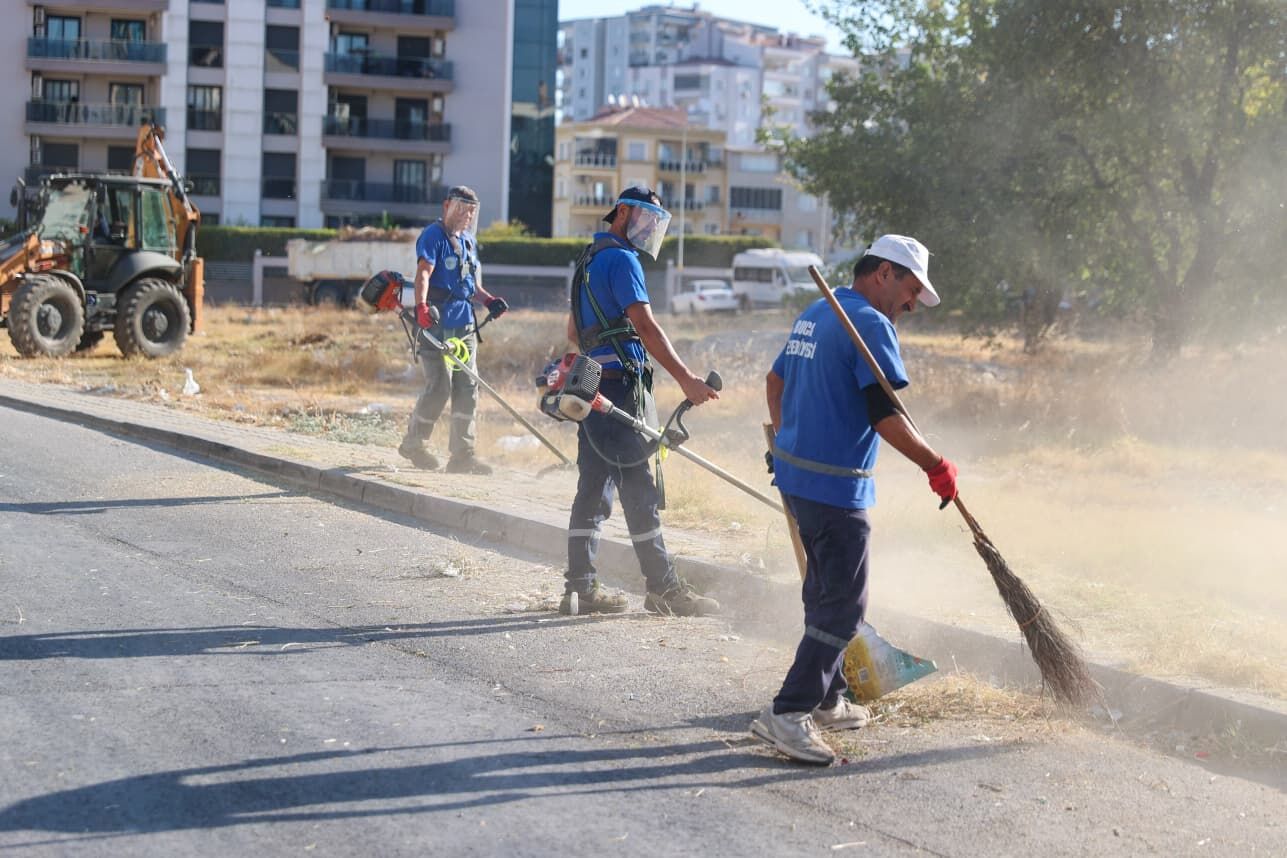 Buca’da kapsamlı saha çalışması: Yenigün mahallesinde temizlik seferberliği