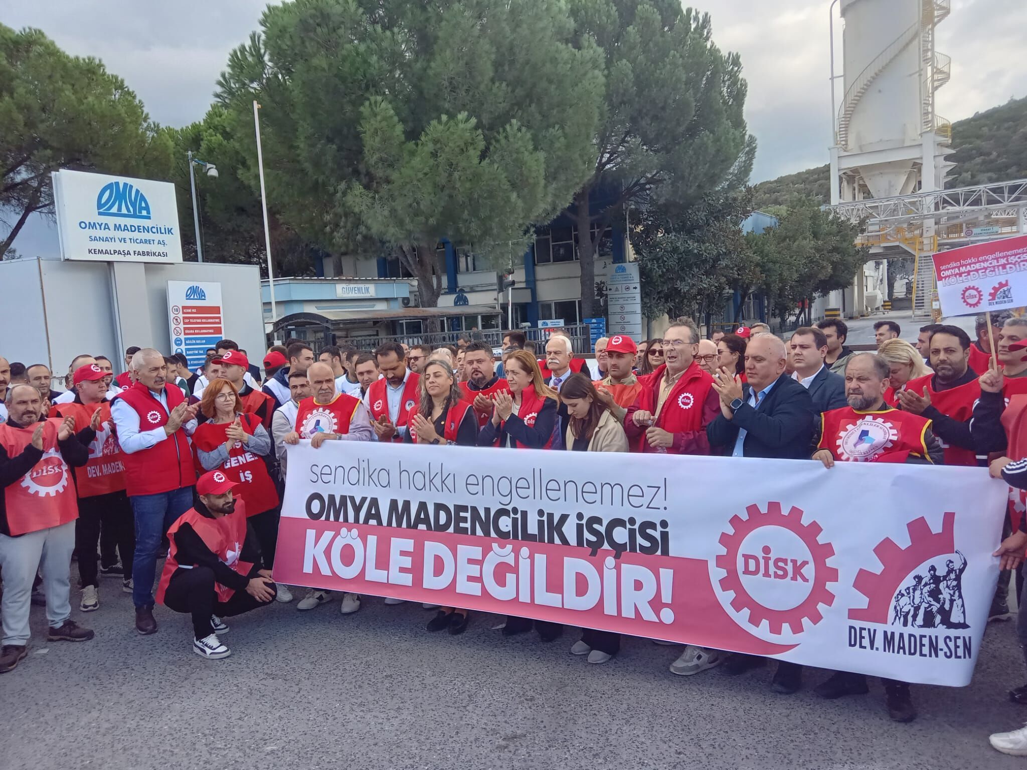 İzmir’de OMYA madencilik işçilerinden sendika eylemi: Sendika hakkı engellenemez!
