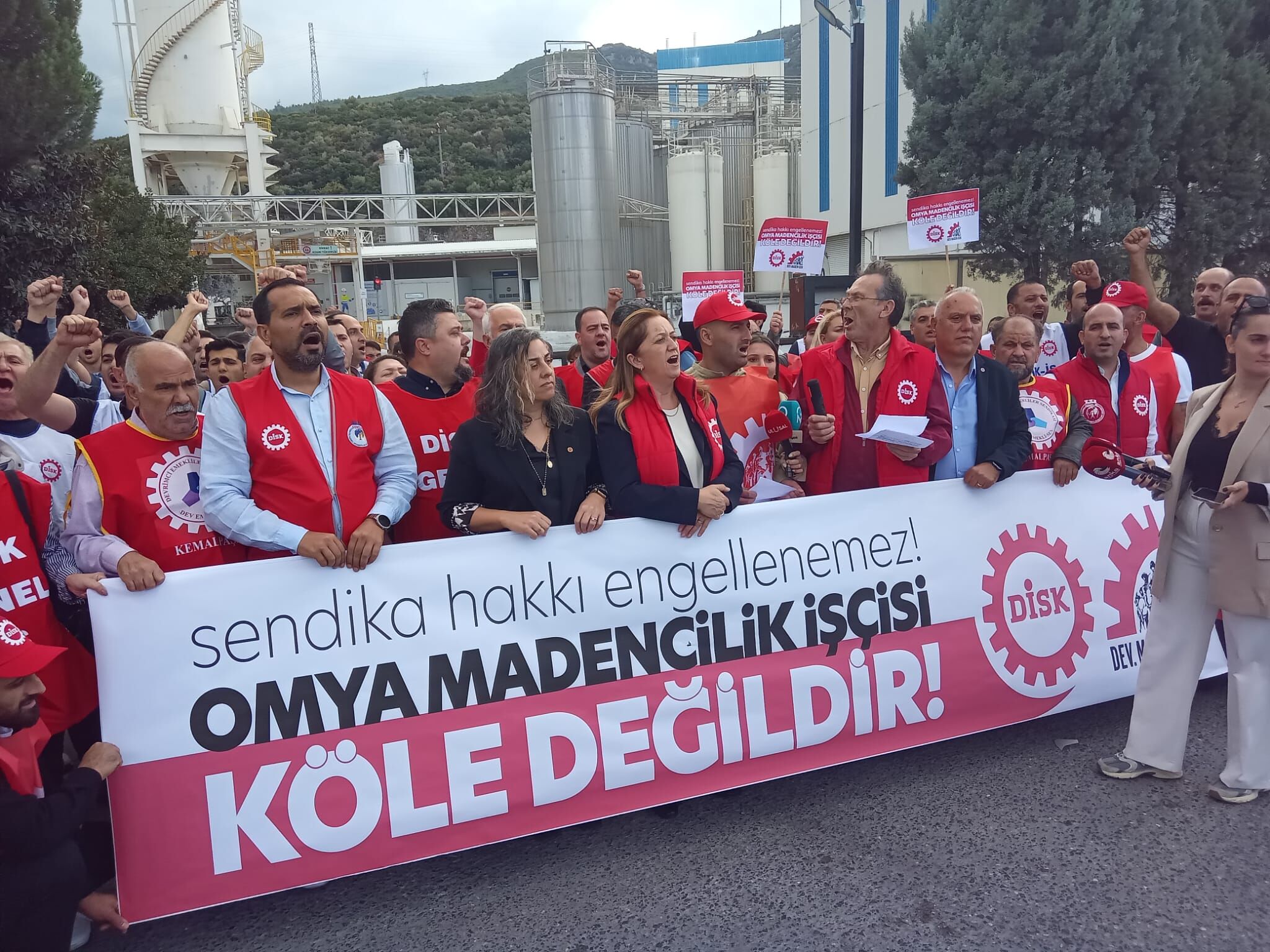 İzmir’de OMYA madencilik işçilerinden sendika eylemi: Sendika hakkı engellenemez!