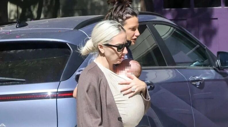 Hayali gerçek oldu: Lady Gaga ilk bebeğini kucağına aldı-1