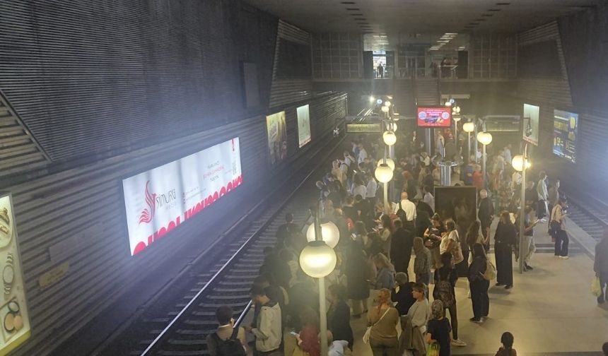 Metroda akşam çilesi! İzmirliden Tugay'a çağrı: Gelsin, metroya binsin, hâlimizi görsün!