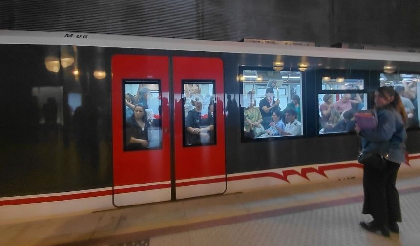 Metroda akşam çilesi! İzmirliden Tugay'a çağrı: Gelsin, metroya binsin, hâlimizi görsün!-1