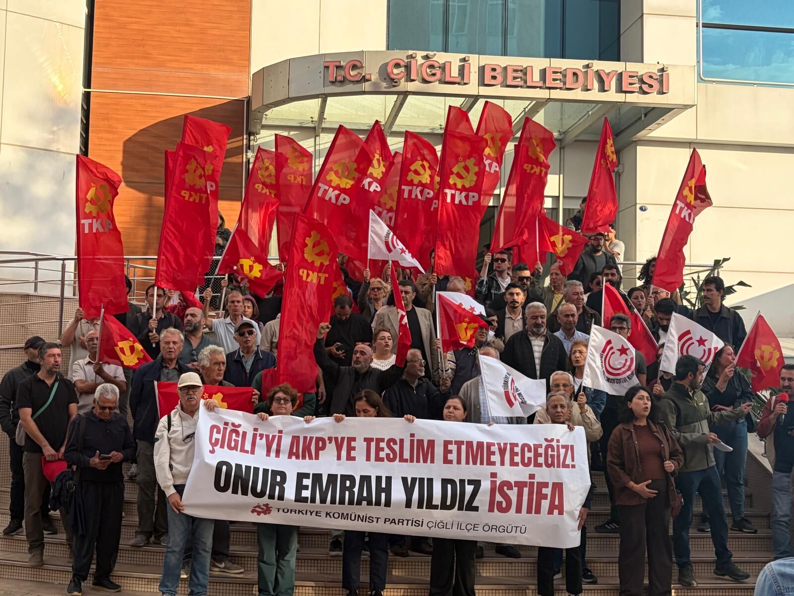 TKP’den Çiğli Belediyesi önünde protesto: Yıldız, zübük edasıyla AKP’ye geçmiştir