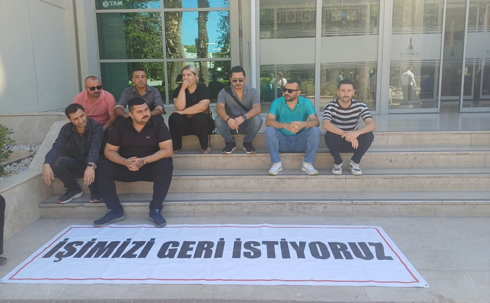 İZENERJİ işçileri nöbetin 4. gününde belediye önünden seslendi: Hak, hukuk adalet istiyoruz!