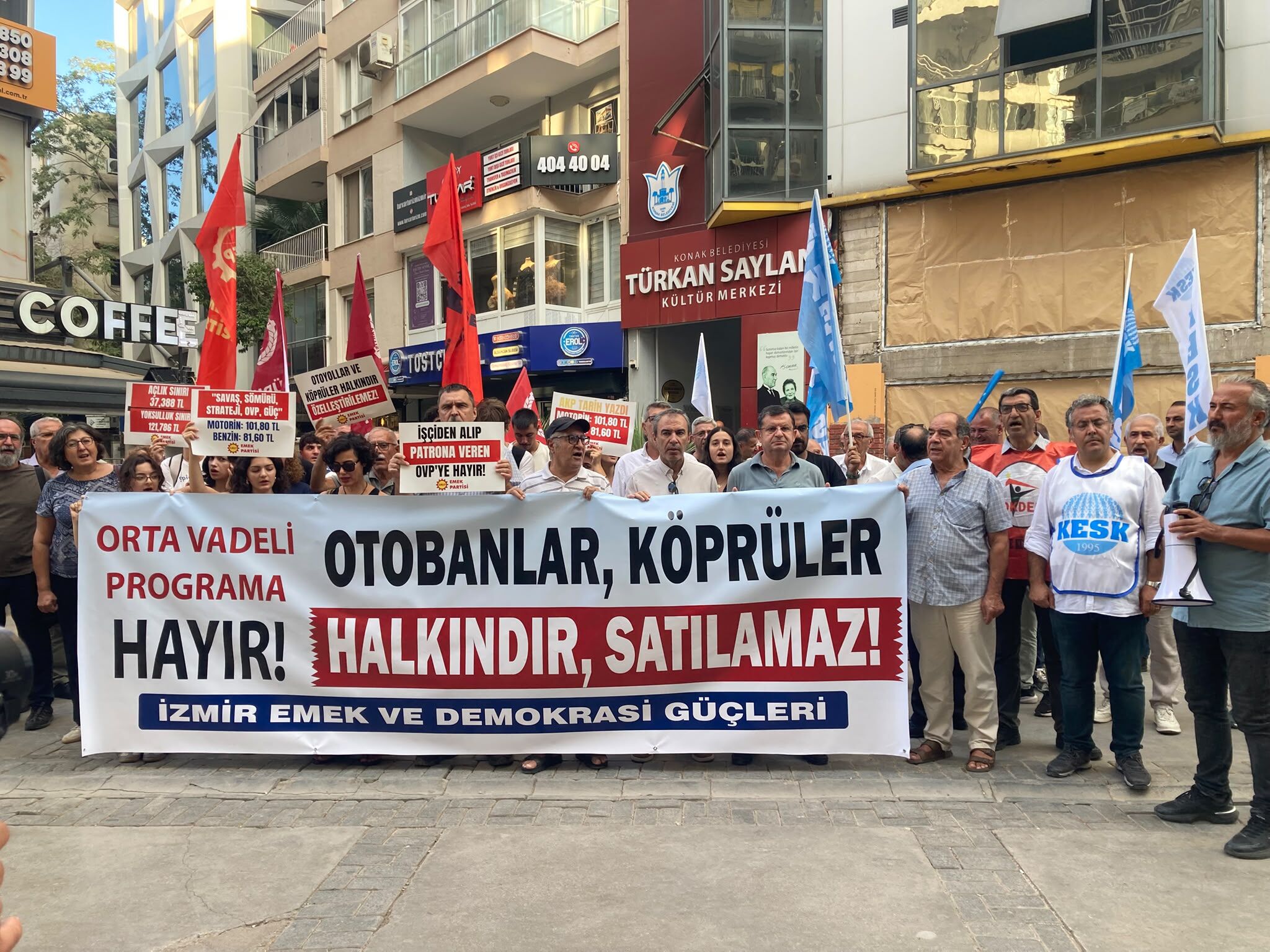 İzmir’de OVP protestosu: Otoyollar halkındır, yıkım bütçesini kabul etmiyoruz!