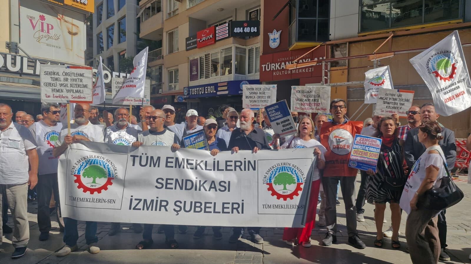 CHP Konak’tan emeklilerin eylemine destek: Emekliler sadaka değil, haklarını istiyor