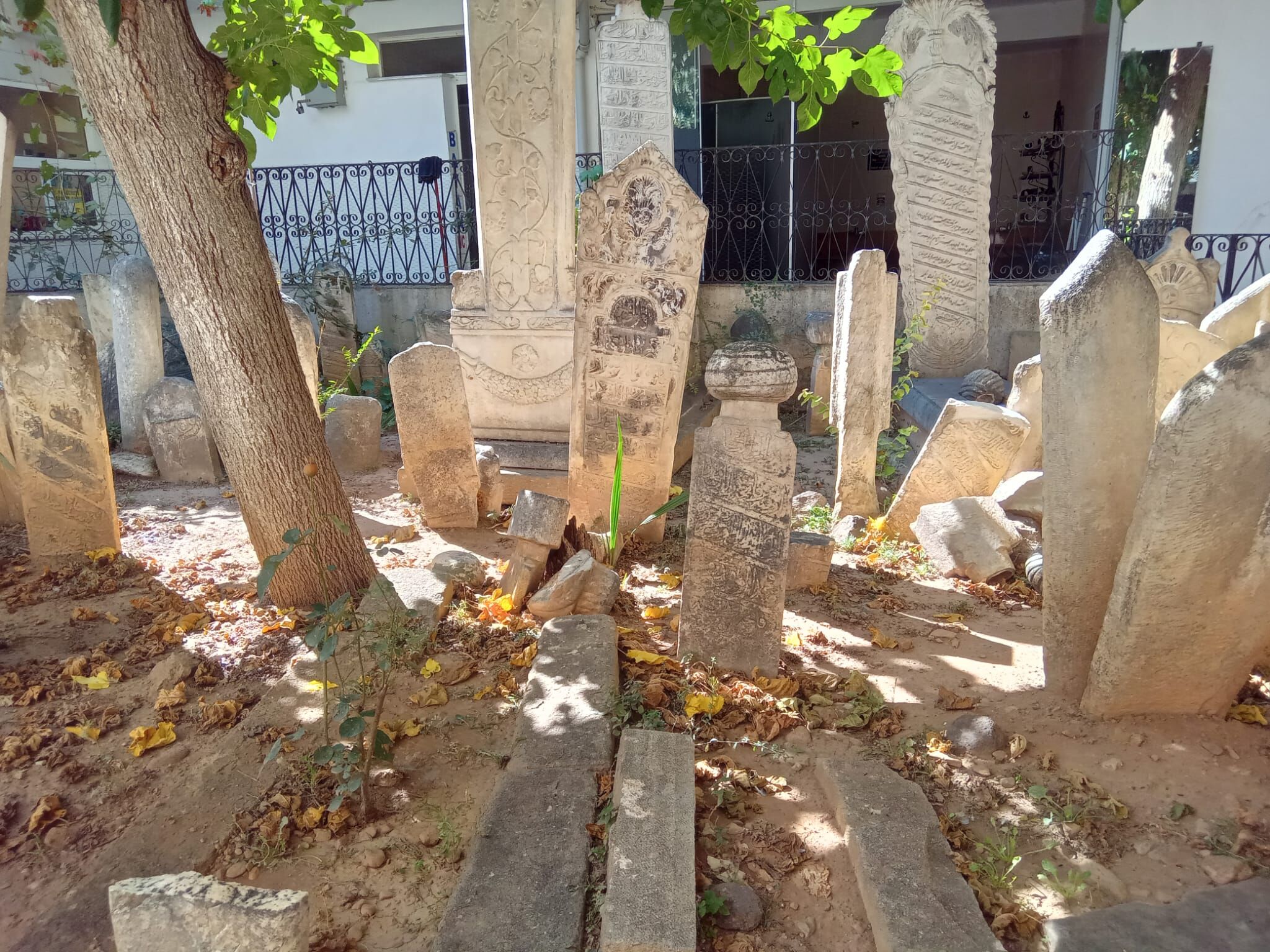 Hacı Mahmud Camii’nin avlusunda asırlık kitabeler: İzmir’in göbeğinde tarihe açılan pencere-2