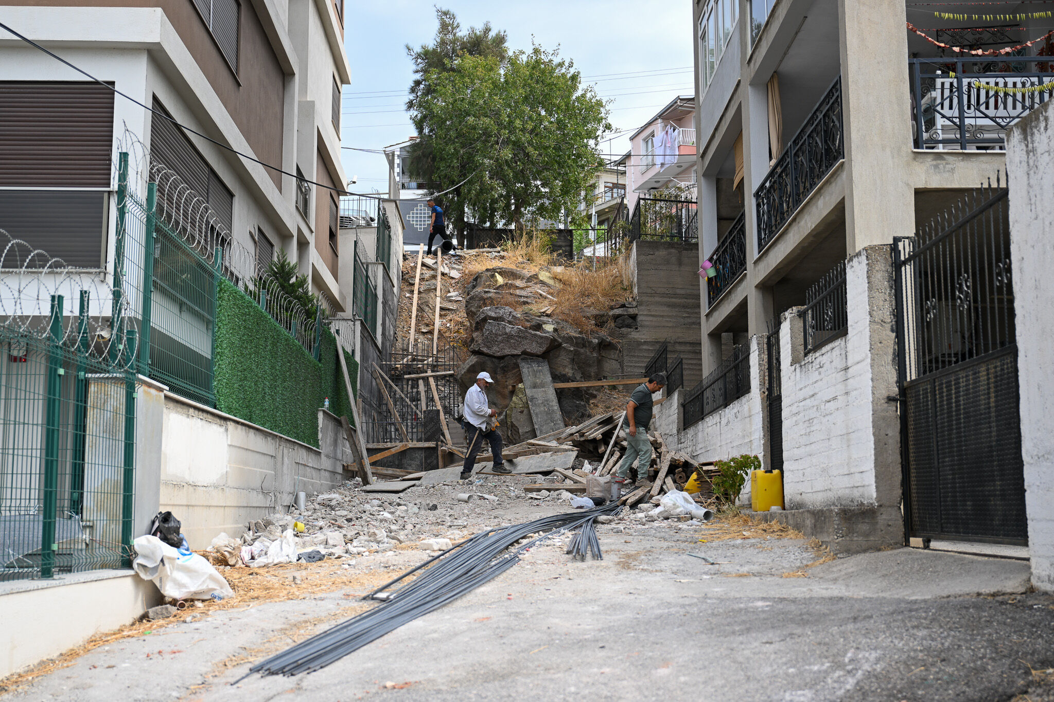 Bornova Belediyesi düğmeye bastı… Dik yokuşların mahallesine merdiven hamlesi
