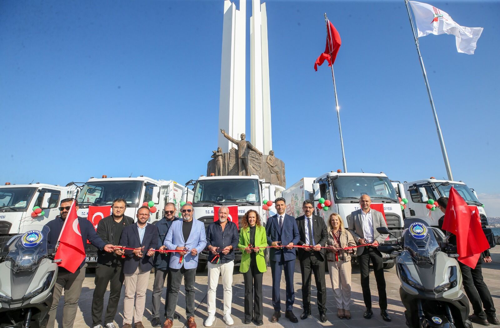 Karşıyaka Belediyesi 17 yeni çöp kamyonunu filosuna kattı