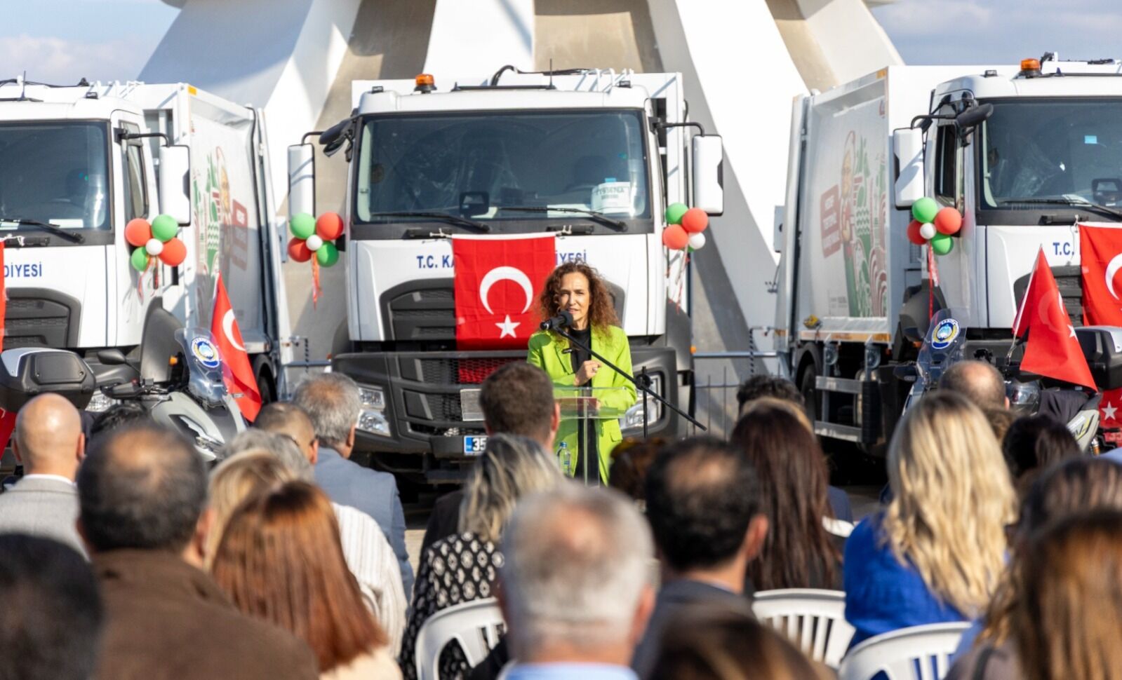 Karşıyaka Belediyesi 17 yeni çöp kamyonunu filosuna kattı-1