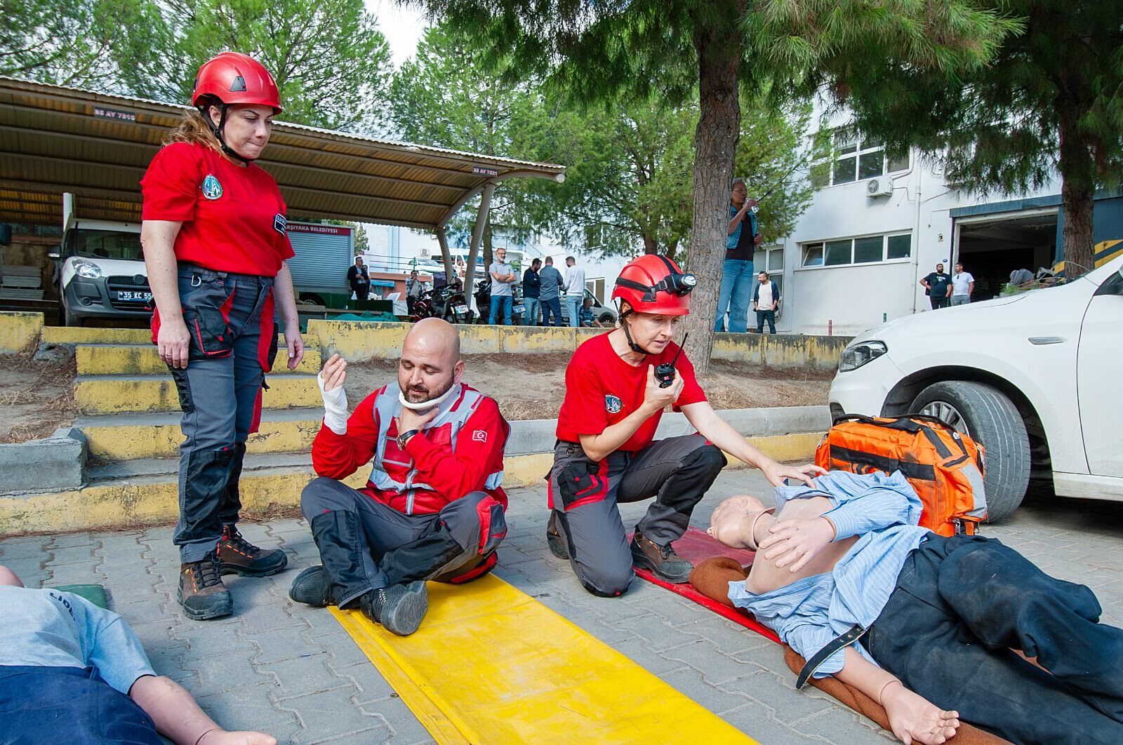 Karşıyaka depreme hazır: Belediye personeline tahliye tatbikatı