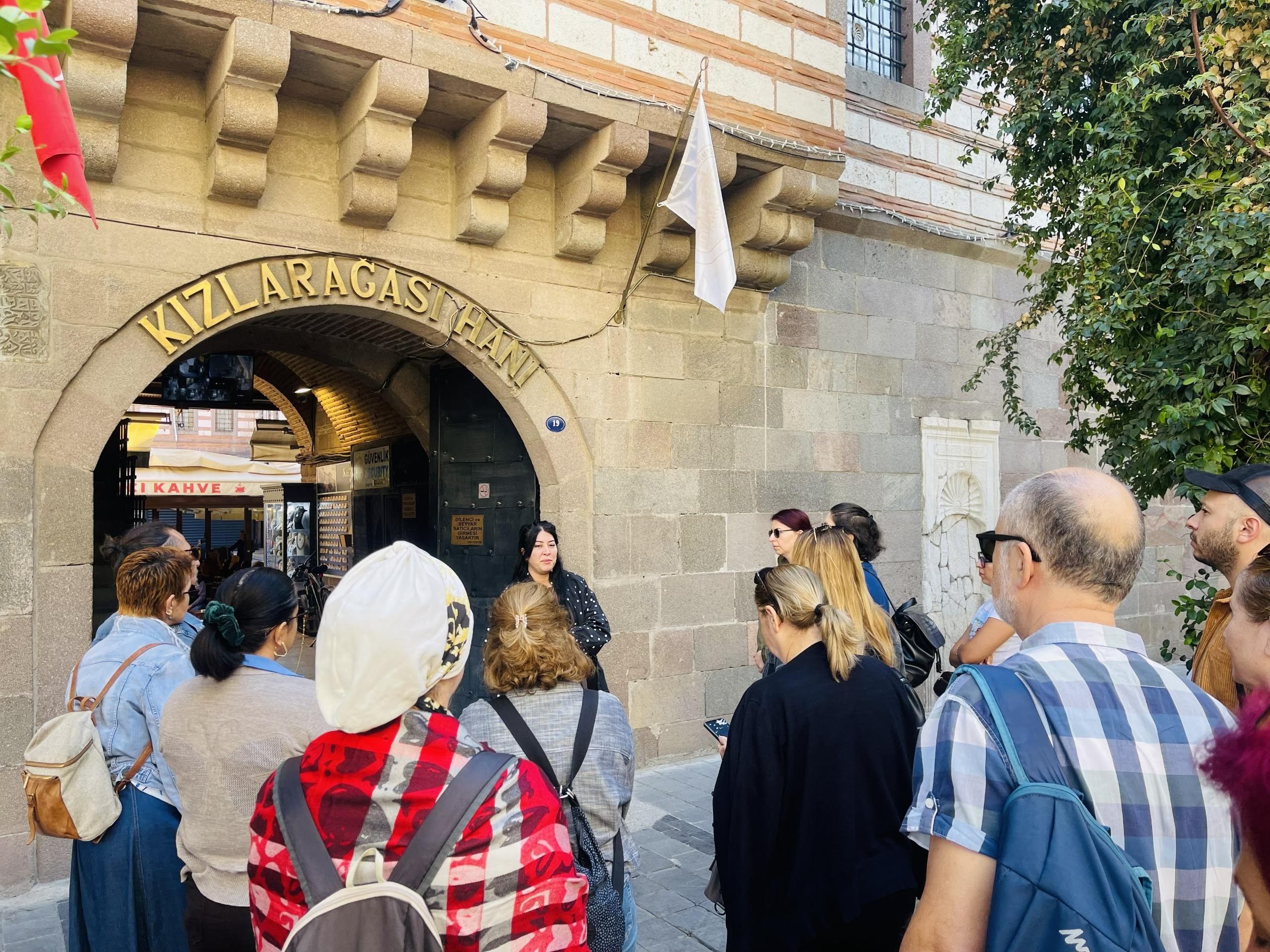Konak’ta kültür gezileri sürüyor: Tarihi sokaklarda keşif yolculuğu