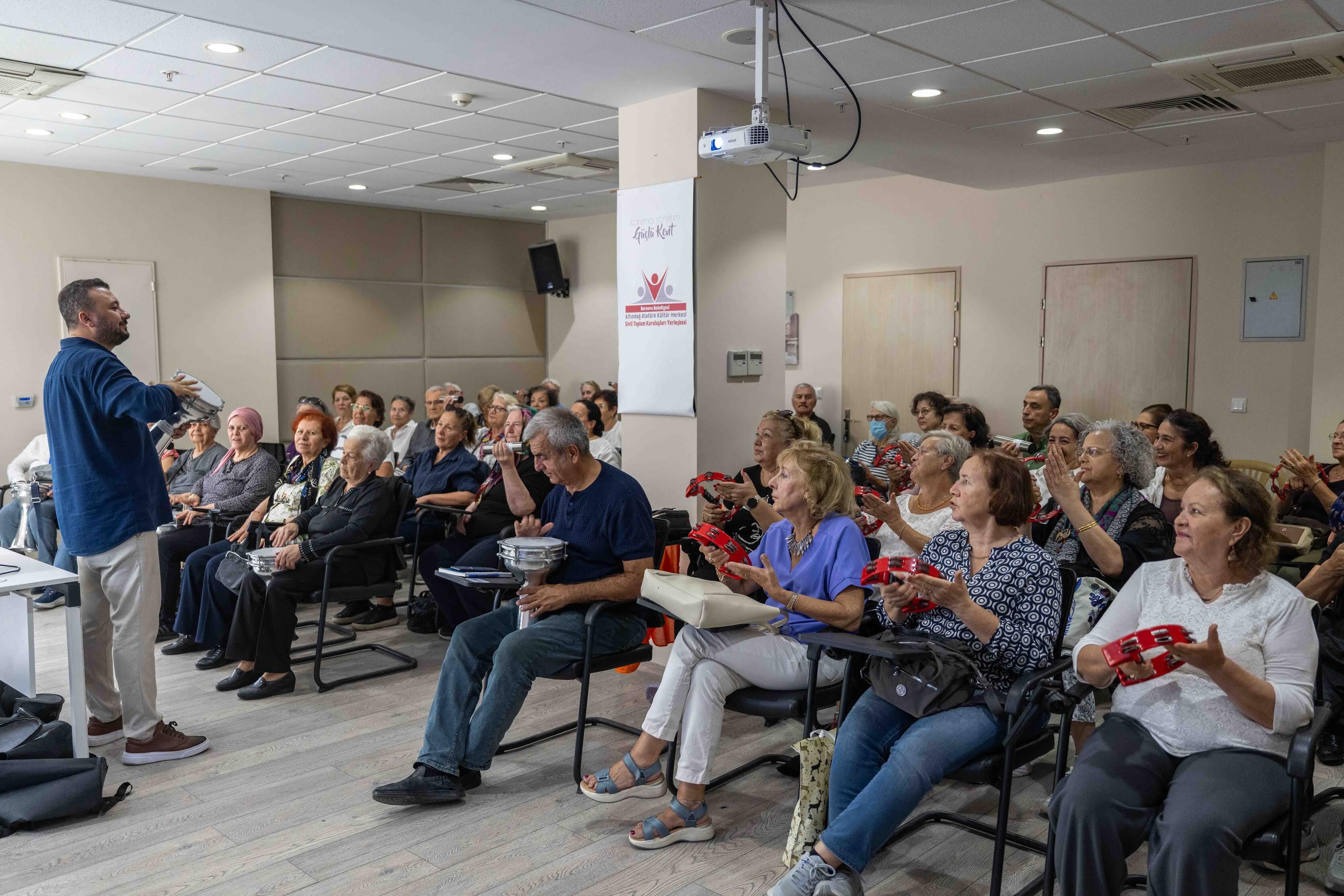 Bornova’da ‘3. Yaş Üniversitesi’ heyecanı: Öğrenme hayat boyu devam etmeli