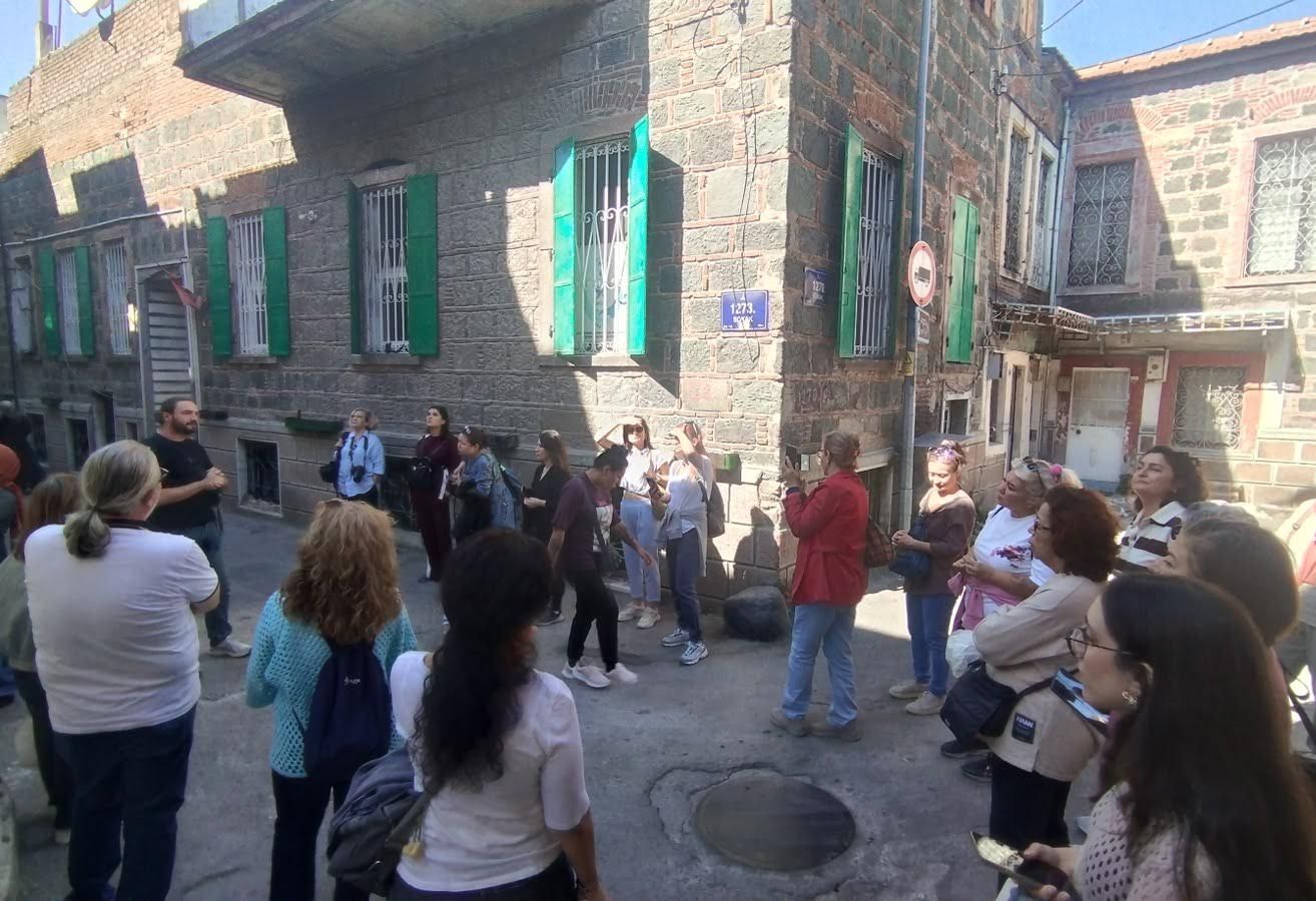 Konak’ta kültür gezileri sürüyor: Tarihi sokaklarda keşif yolculuğu
