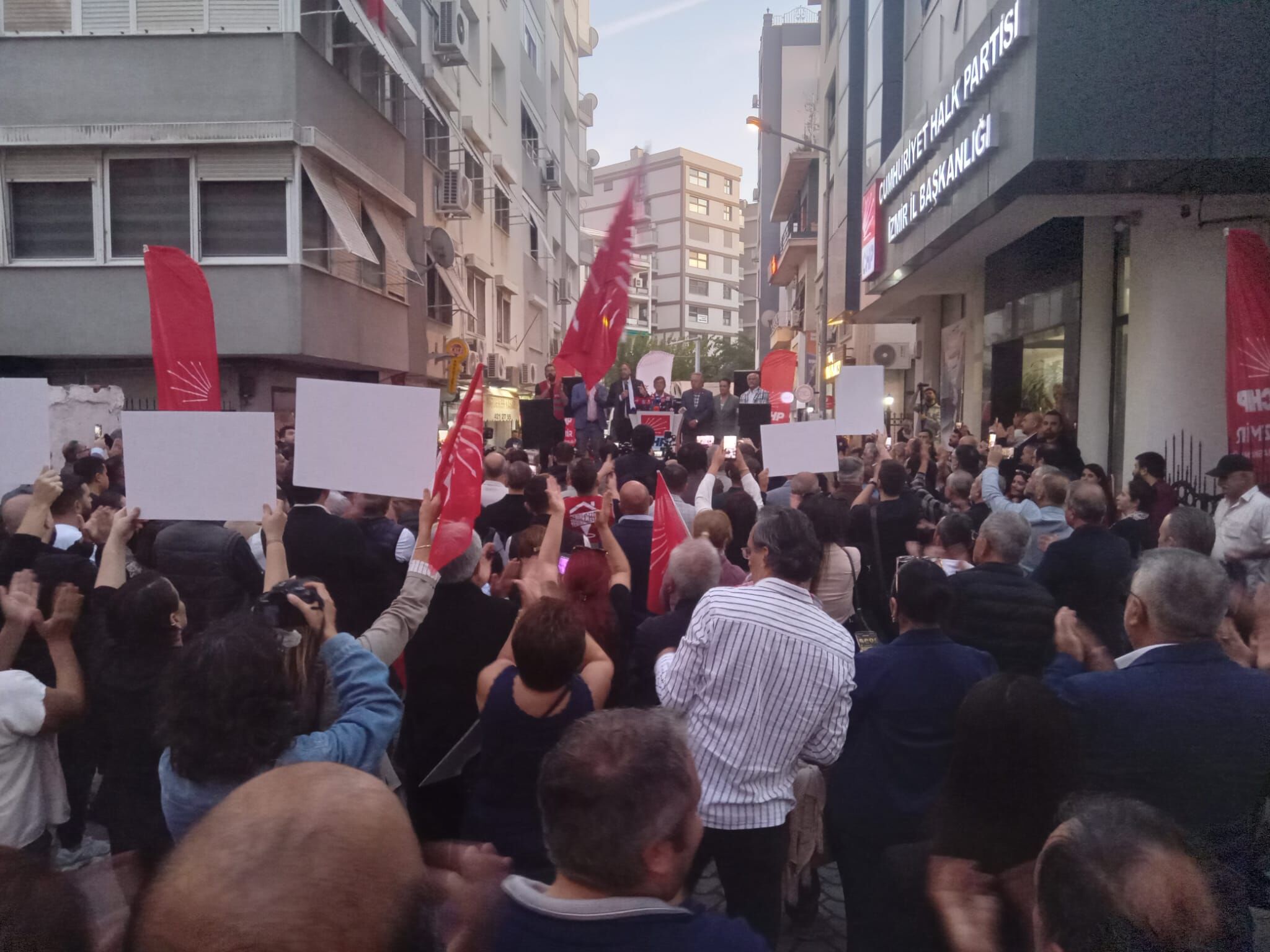İzmir’de Tugay protestosu: Ön seçim olsaydı İzmir CHP’de kalırdı!
