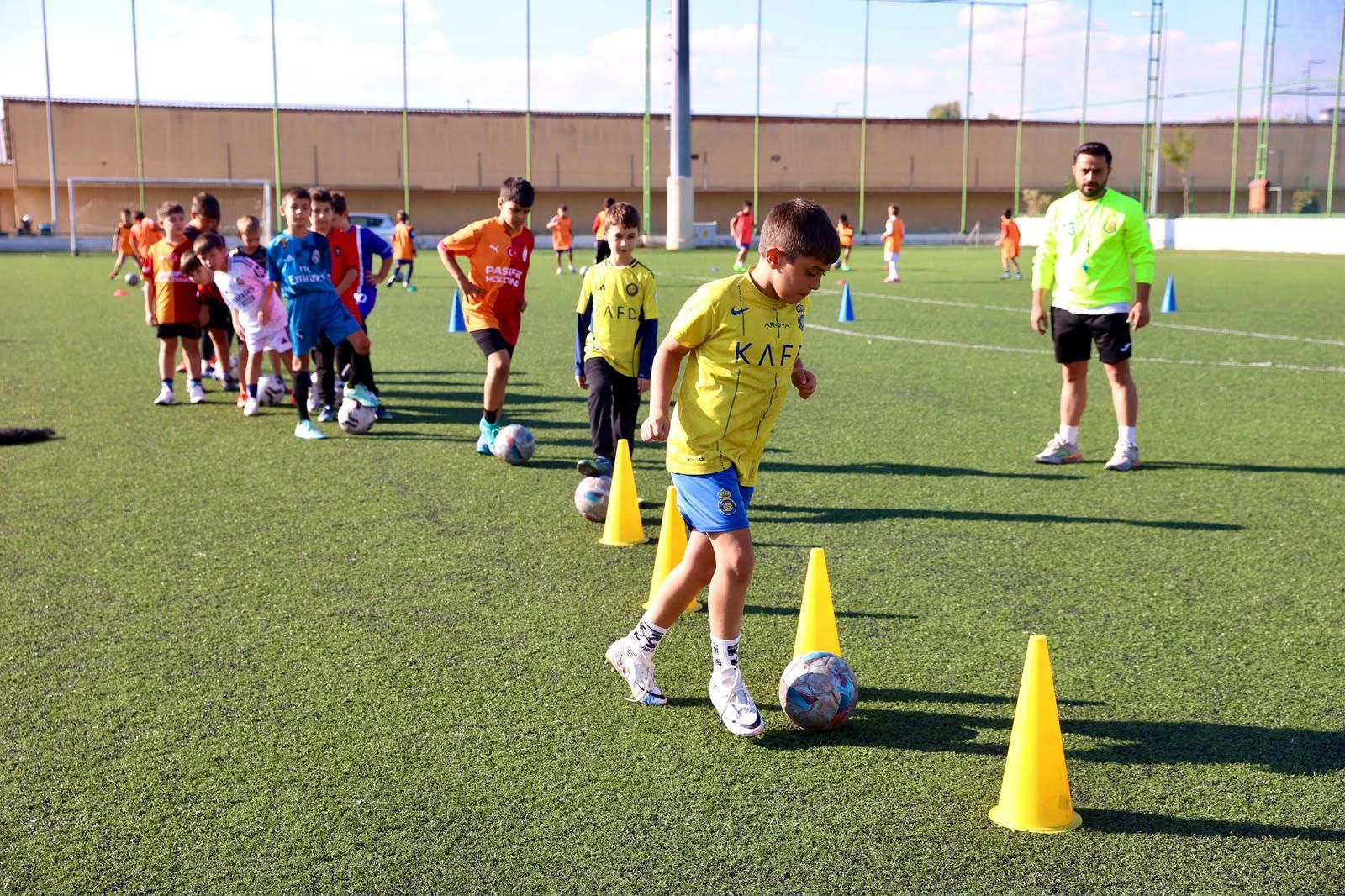 Ücretsiz futbol okulu tam not aldı: Geleceğin yıldızları Buca’da yetişiyor
