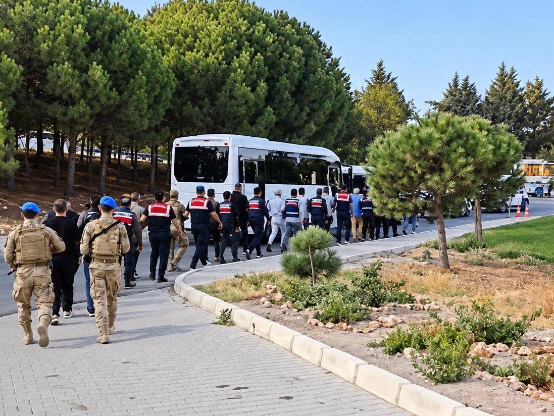 Çeşme Belediyesi operasyonu: 12 şüpheli adliyeye sevk edildi-2