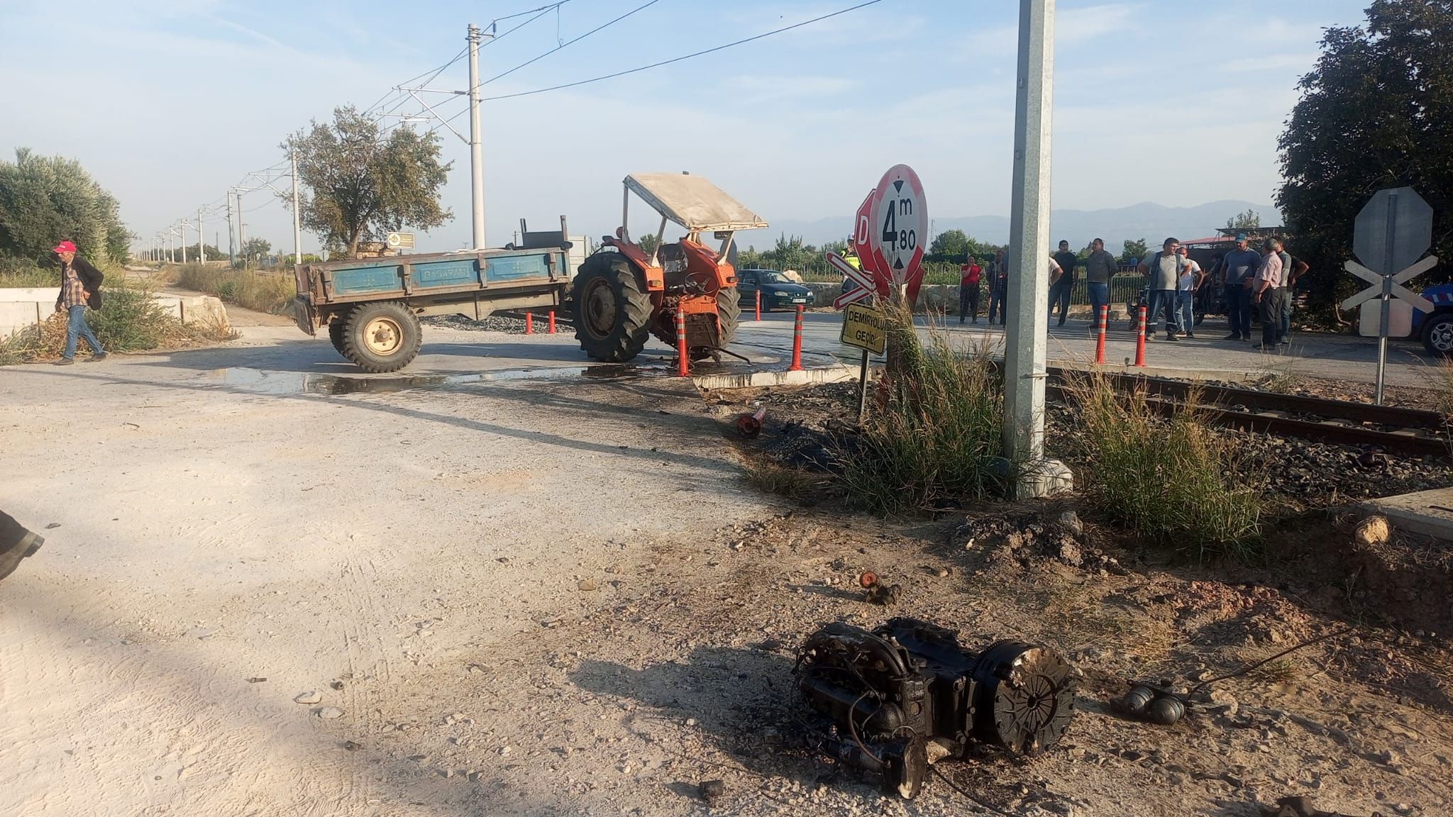 İzmir'de tren traktöre çarptı: İki kardeş yaralandı