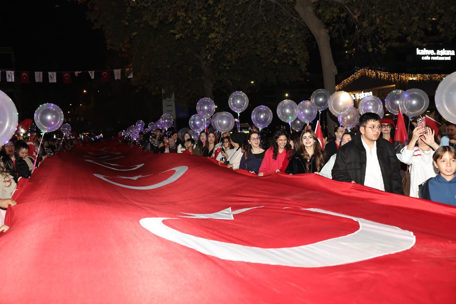 Bayraklı’da 29 Ekim coşkusu: Bayram Candan Erçetin şarkılarıyla kutlandı-2