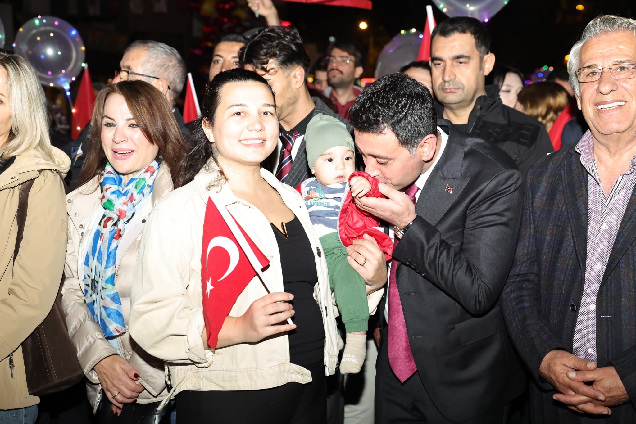 Bayraklı’da 29 Ekim coşkusu: Bayram Candan Erçetin şarkılarıyla kutlandı-1