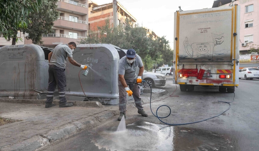 Bornova’da sabah mesaisi… Konteynerler dezenfekte edildi