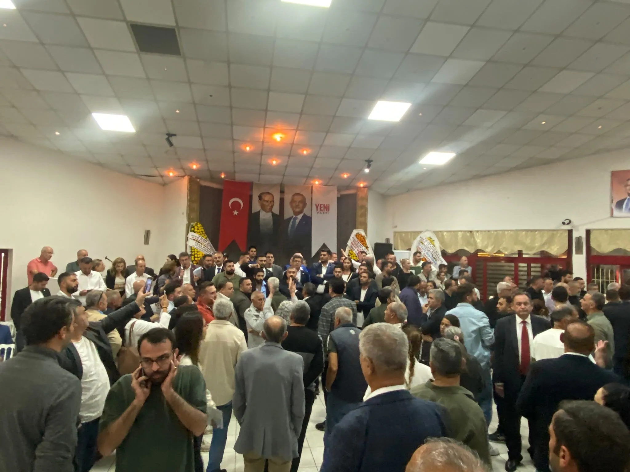 Yeni Parti'nin Buca ilçe başkanlığı yarışında tansiyon yükseldi: Su şişeleri havada uçuştu