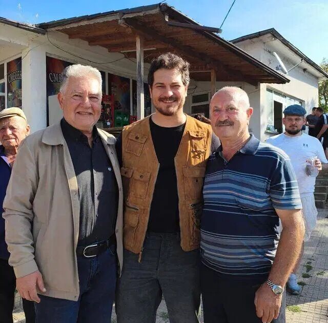 Çağatay Ulusoy ailesiyle birlikte Bulgaristan'daki köyüne gitti-2