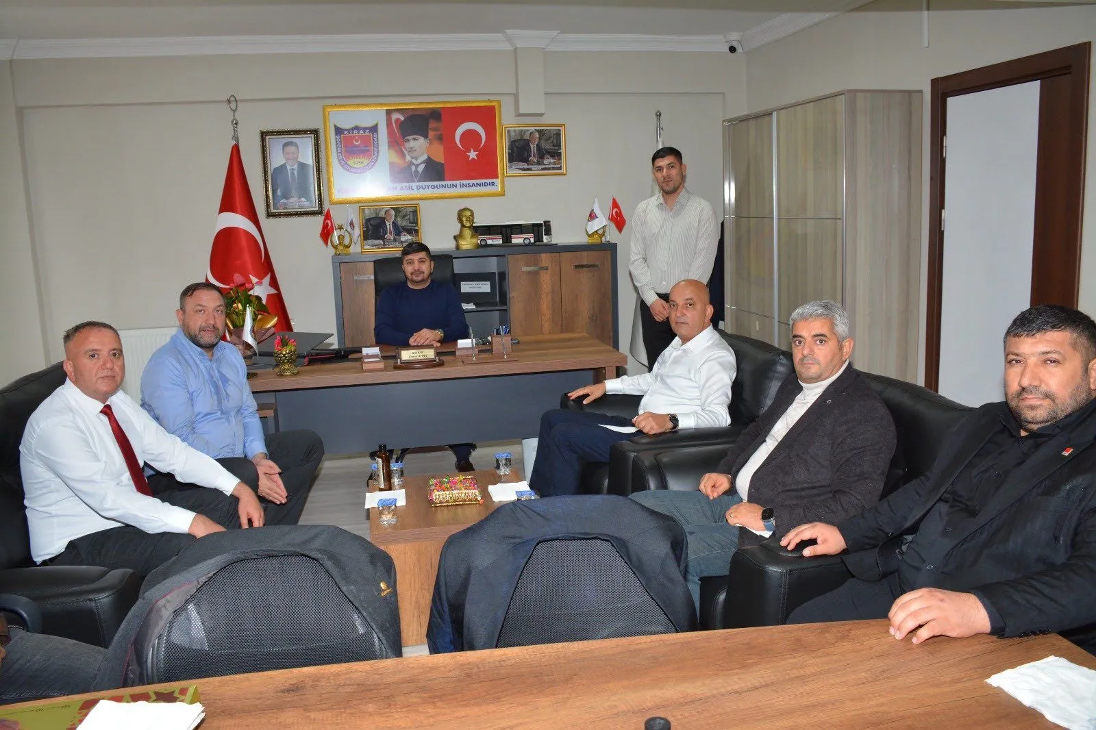 CHP Kiraz İlçe Başkanı Musa Yigen ile Gazeteci Arasındaki Ses Kaydı Deşifresi  [00:00 - 01:38] "Cumhuriyet Işığında" Kahvaltı Programı ve Katılım Detayları  Musa Yigen: "Cumhuriyet Işığında" diye biz bir kahvaltı programı düzenledik Kiraz'da. Ben size onun görselini atarım zaten. Orada biz ya da Ümit Bey de atmıştır fotoğrafları. Şimdi orada aşağı yukarı şunu söyleyeyim: 53 muhtarın 46 tanesi katılım sağladı Kiraz ilçemizde. Tüm muhtarlarımız eksiksiz olarak katılım sağladı; 3 tanesi sağlık problemlerinden dolayı katılamadı, birisinin ayağı çatlaktı, bir tanesi diyaliz alıyordu. Onlar mazeret bildirdiler ama yerlerine azalarını gönderdiler. Oda başkanlarımızın ve kooperatif başkanlarımızın tümü katıldı. Aşağı yukarı 400 kişinin üzerinde bir katılım sağlandı. Mahir vekilim geldi, Atila Sertel vekilim geldi, Batı Anadolu Grubu Yönetim Kurulu Başkanı Özer Gürbüz geldi, Meclis Üyeleri Derneği Genel Başkanı Sayın Yalçın Bey geldi yemeğimize.  Gazeteci: İlçe başkanları da varmış gördüğüm kadarıyla.  Musa Yigen: Küçük Menderes'in tüm ilçe başkanları katıldı. Konak ilçe başkanımız, Bayraklı ilçe başkanımız, Bayındır, Tire, Ödemiş ilçe başkanlarımız, Soma ilçe başkanımız ve ilçe başkan yardımcılarımız beraber katıldı.  [01:38 - 03:32] Saha Ziyaretleri, Geçmiş Adaylık Süreci ve Örgütlenme  Gazeteci: Esnafı ziyaret ettiniz herhalde burada başkanım?  Musa Yigen: Ondan sonra resmi törene katılım sağladık. Resmi törenden sonra tüm esnafı gezdik, esnafı ziyaret ettik, vatandaşlarla görüştük. Çok yağmurlu olmasına rağmen bütün esnafı gezdik. Mahir vekilimize desteğimizin tam olduğunu biz zaten örgüt, ilçe örgütü ve ilçe başkanı olarak sözünü verdik. İl başkanımız katıldı, il yönetimimiz katıldı. Vaktimiz kısıtlı olduğundan Şoförler Odası'na bir ziyaret gerçekleştirdik. Tüm oda başkanlarımız ve Muhtarlar Derneği Başkanımız konuşma yaptı, "İlçe başkanlığımızın arkasındayız" dediler. Çünkü ben geçen dönemde oranın belediye başkan aday adayıydım. Geçen dönem normalde Cumhuriyet Halk Partisi'nin adayı bendim. Ama ayın ikisinde, son gün AK Partili Nasuh Coşkun'u getirdiler, istifa ettirdiler. Bu şu an yeni partiye geçen ilçe başkanları, yani Cumhuriyet Halk Partili olmayan ilçe başkanları bir operasyon yaptılar. Ben bütün köylere ev ev, kapı kapı muhtarların hepsini gezdim, herkes beni aday biliyordu. Son gün AK Partilileri getirdiler belediye başkanı yaptılar ve bugün de o ilk bize satıp giden oldu. Dün 2-3 bin kişilik bir program yaptık. Çıkarken Mahir vekilim bizzat teşekkür etti, "Antep'ten sonra Türkiye'de gördüğüm en iyi teşkilatlanması yapılmış ilçe" dedi.  [03:32 - 04:40] Haber İçeriği ve Görüşme Planlaması  Musa Yigen: Fotoğrafları mutlaka size gönderip yayınlanmasını istedi, "İz Gazete'ye versin" dedi.  Gazeteci: Fotoğrafların hepsine gerek yok Sayın Başkanım, sadece sizin konuşmanız da olsun içinde. Onlardan derli toplu güzel bir haber yaparız.  Musa Yigen: Siz benim konuşmamı dinlerseniz zaten nasıl bir kalabalık olduğunu görürsünüz. Orada muhtarların hepsini ayağa kaldırıp selam verdirdim, tek tek isimlerini saydım.  [04:40 - 06:10] Belediye Başkanı Nasuh Coşkun Hakkında Değerlendirmeler  Gazeteci: Şimdi off the record soruyorum; bu belediye başkanı ne yapacak, nedir durum orada? AK Parti'ye geçecek değil mi?  Musa Yigen: AK Parti'ye geçmeye çalışıyor. Ama AK Parti'nin ilçe başkanları ve önceki dönem belediye başkanı "Bu adam bize geçerse, aday gösterilirse kazanamaz, istifa ederiz" diyerek karşı çıkıyorlar. Şu anda hiçbir halk karşılığı yok. Nasuh Coşkun garanti istiyormuş. AK Parti ilçe başkanlığı da "Biz bundan seçim alamayız" diyor. Zamanında hastane müdürü olarak tanındığı için vatandaş onu sanıp oy verdi, son 15 gün kala çıkarılmıştı.  [06:10 - 07:30] Örgüt Bağı ve Yerel Destek  Musa Yigen: Bunu AK Partililer anlatıyor. Üst düzey yöneticileri beni de aradılar ama ben Cumhuriyetçi'yim, Cumhuriyet Halk Partiliyim. Yıllardır bu teşkilatın içerisindeyim. Dün AK Partilileri çağırmadığım halde AK Parti'nin teşkilat başkanı ve bir dönem önceki ilçe başkanı kahvaltıya geldi.  Gazeteci: Eyvallah başkanım, telefonumu kaydedin, destek olmamız gereken bir şey olursa her zaman arayabilirsiniz. Elimizden gelen desteği veririz.  [07:30 - 10:10] Geçmiş Dönem Adaylık Engelleri ve Perde Arkası  Musa Yigen: Vekilim de beni çok sever, ben vekilimi yıllardır tanırım. Kısaca niye aday yapılmadığım hakkında da bilgi vereyim. Ankara'ya gittiğimde Genel Başkanımız Kemal Kılıçdaroğlu'nun ofisine gitmiştim. Kemal Bey ile ailevi bir bağımız vardı; ablası İzmir'de genel müdürlük yaptığım Batı Anadolu Hastanesi'nde yatmıştı. İki yıl boyunca sağlık kontrolleriyle ilgilendim, vefatında cenazesine gittim. Kemal Bey bana "İlçende kendini yokla, seni belediye başkanı adayı yapalım" demişti. O dönem danışmanı Kenan Nohut araştırmış, Kiraz'da halkın çok sevdiği yönünde bilgi vermişti. Ancak Genel Başkan'ın ofisine girerken fotoğraflarımı çekmişler. Parti içindeki bazı isimler bu fotoğrafları bahane ederek önümü kestiler ve bu yüzden aday yapılmadım.  [10:10 - 12:15] Belge Paylaşımı ve Kapanış  Musa Yigen: Bununla ilgili AK Parti'ye geçmesini bekliyorum. Geçtiği zaman Nasuh Coşkun'un hangi tarihte istifa ettiğine dair belgeleri size vereceğim. Ayın ikisinde istifa ettirip üçünde CHP'ye 12. maddeden üye yaptılar. Bunları yayınladığınızda herkes şok olacak.  Gazeteci: Tamam başkanım, hepsini ayrı ayrı yazarız. Gazeteye de bekleriz.  Musa Yigen: Bugün İzmir'de toplantım var, haftada bir gün hastane işleri için İzmir'de oluyorum. Uğrayıp hem ziyaret eder hem yemek yeriz. Dün Mahir Polat vekilimle ilgili spekülasyonlara karşı da herkes vekilime sarıldı, bu duruş çok güzeldi.