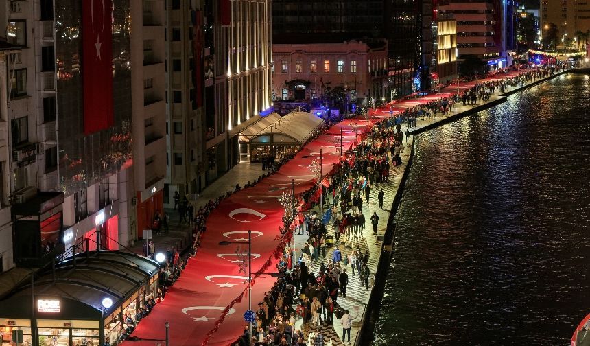 İzmir’de Cumhuriyet coşkusu: 400 metrelik bayrakla yürüdüler-1