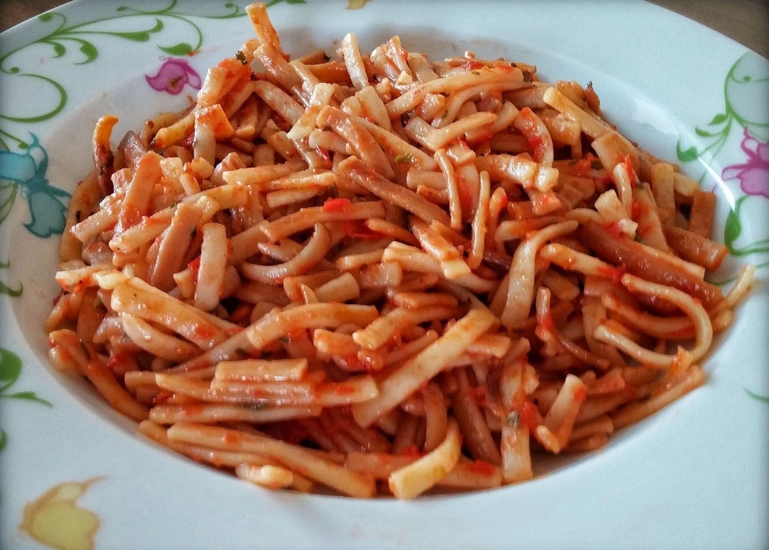 Yemek hazırlamaya vakti olmayanlara: Pratik domatesli erişte tarifi