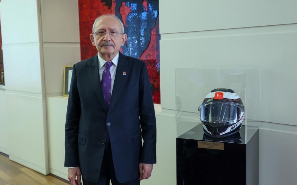 Denizli’de hayatını kaybeden motokuryenin kaskı Kılıçdaroğlu’na emanet