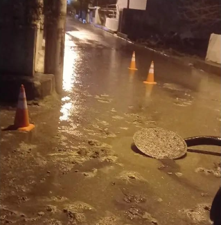 Çiğli’de kanalizasyon taşkını isyanı: Vatandaş evine lağım pisliğinin içinden giriyor