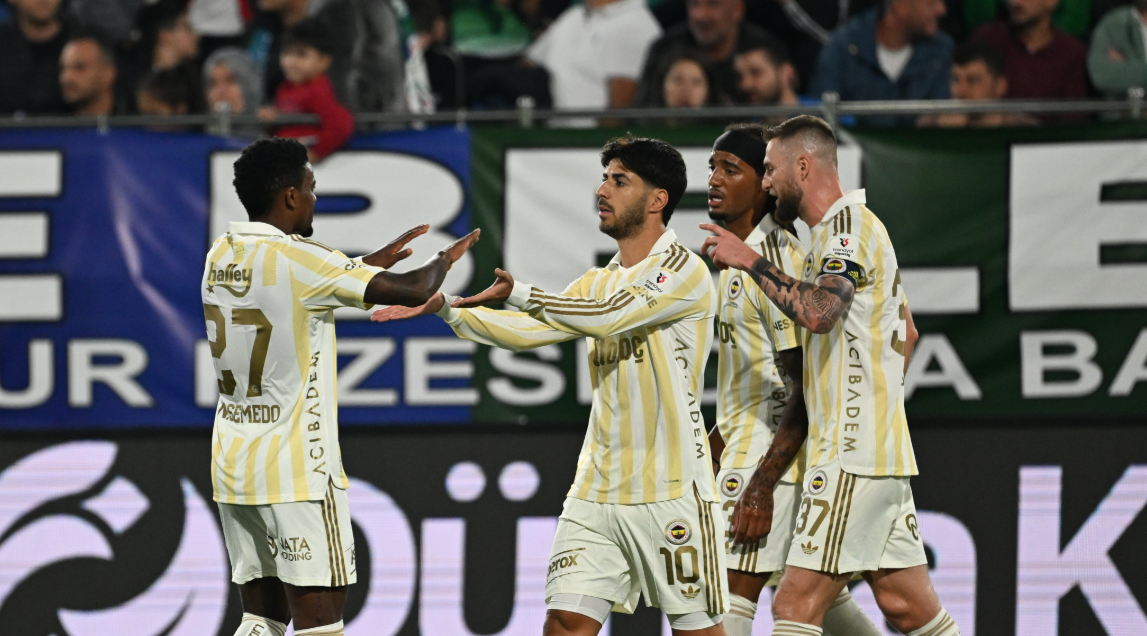 Fenerbahçe Çaykur Rizespor'u 3-0'la geçti