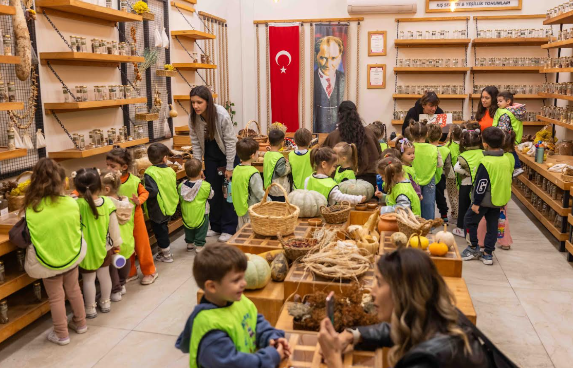 Bornova’da minik eller geleceğe kök saldı: 50 zeytin fidanı dikildi!