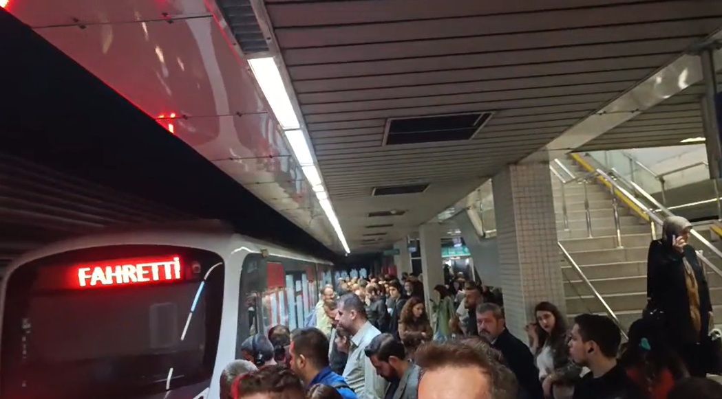 İzmir’de ulaşım krizi büyüyor: Metroda ‘Cemil Tugay istifa’ sloganları!-2