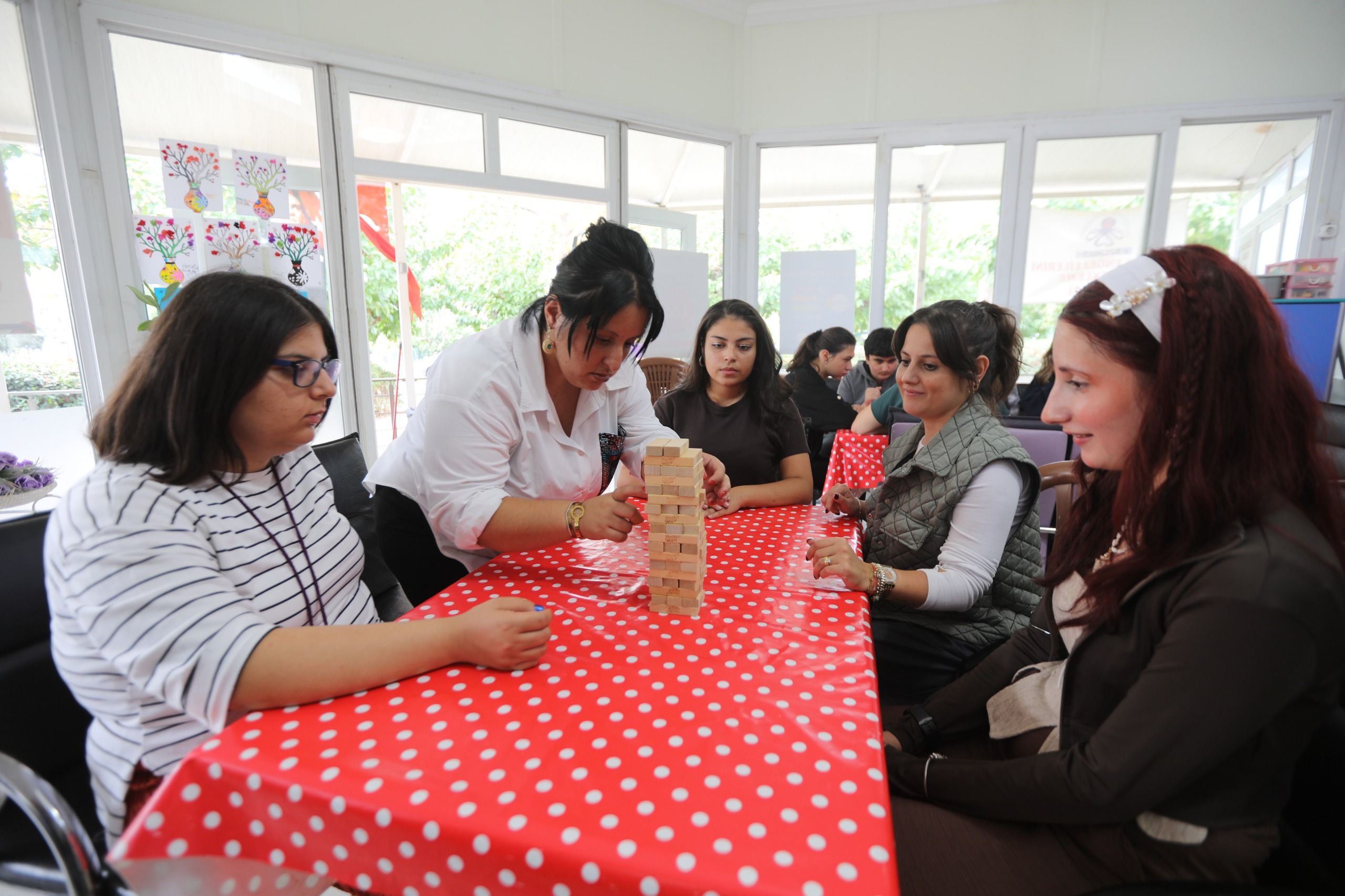 Selçuk’ta üniversiteli gençlerden Engelsiz Kafe’ye destek